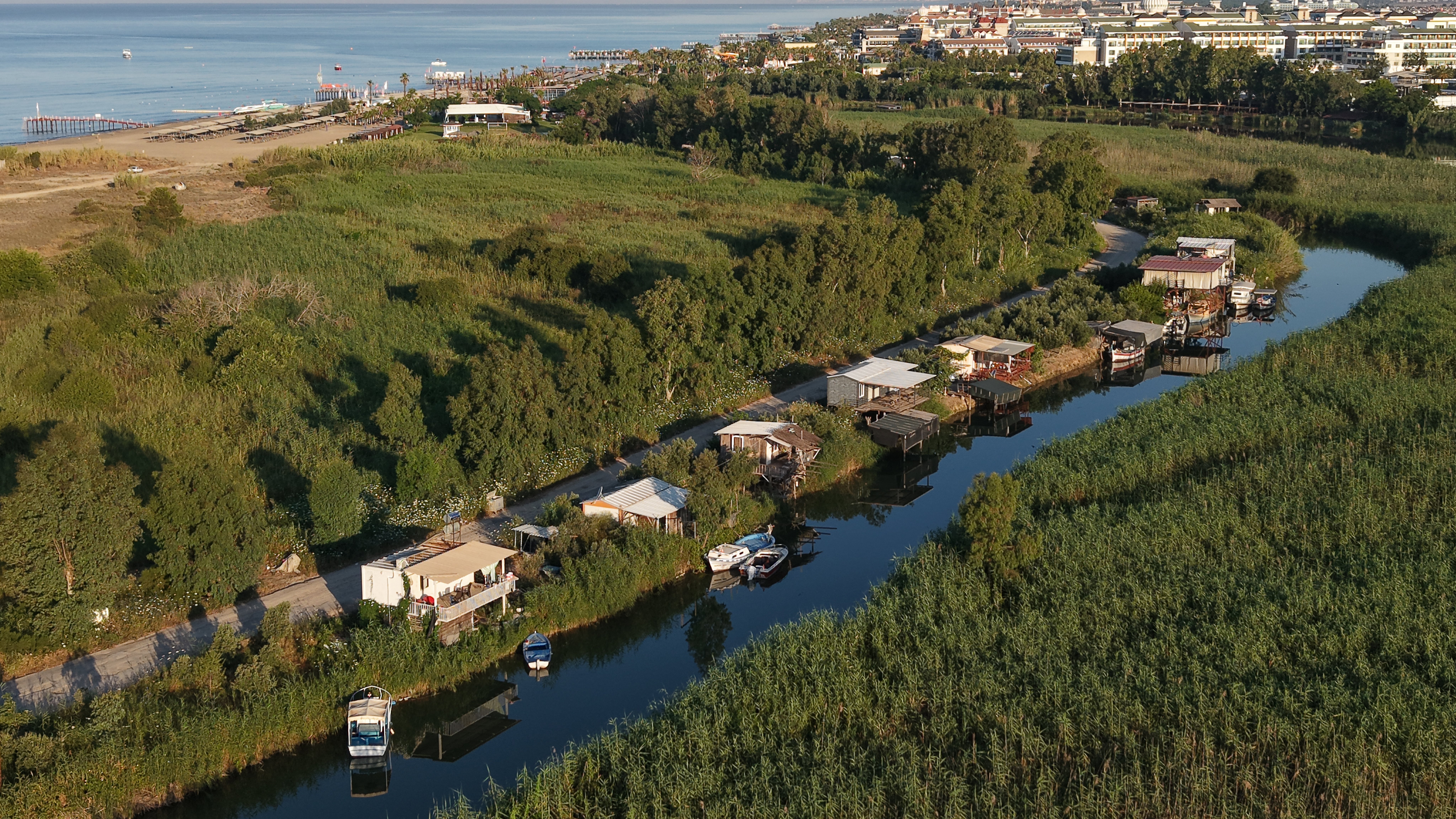 Köprüçay Nehri kıyısındaki kaçak yapılar