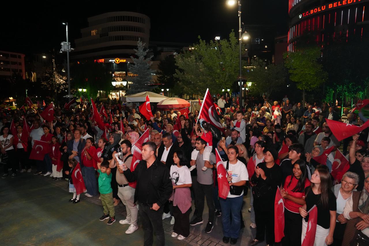 Türk bayraklarıyla yürüyüş