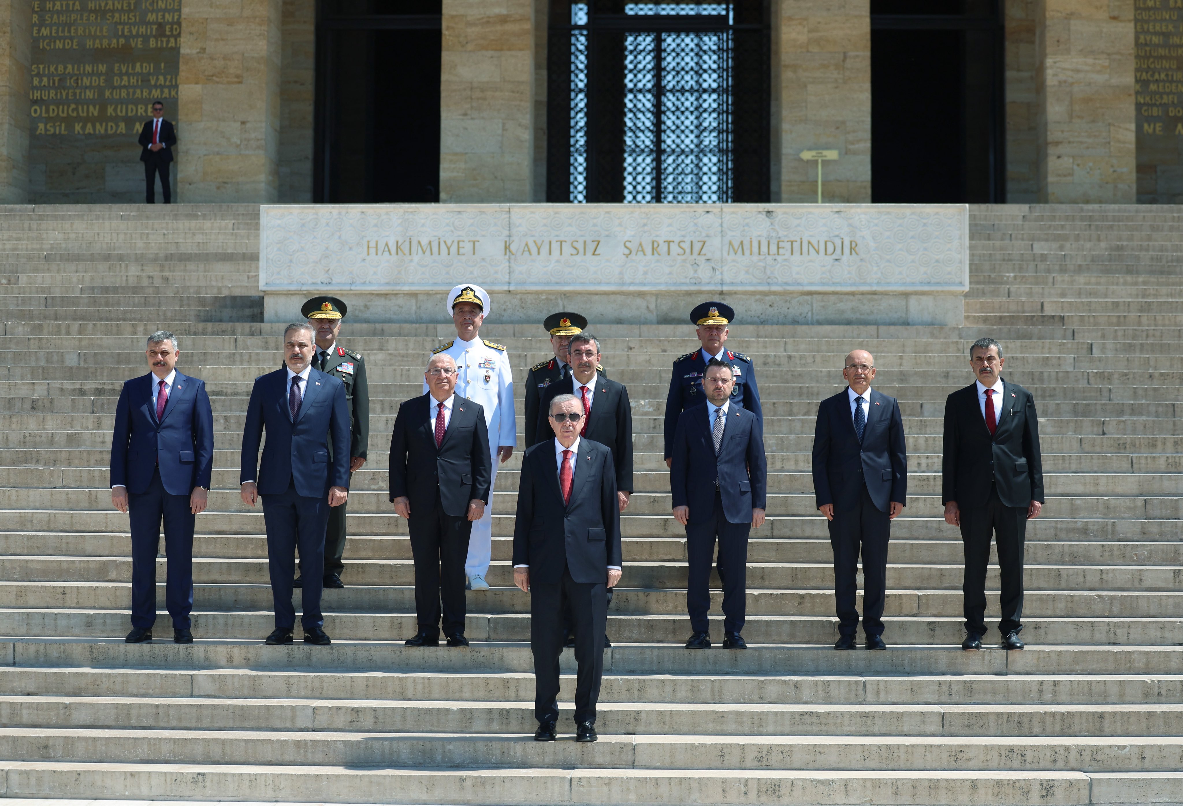 Cumhurbaşkanı Erdoğan Anıtkabir özel defterini imzalıyor