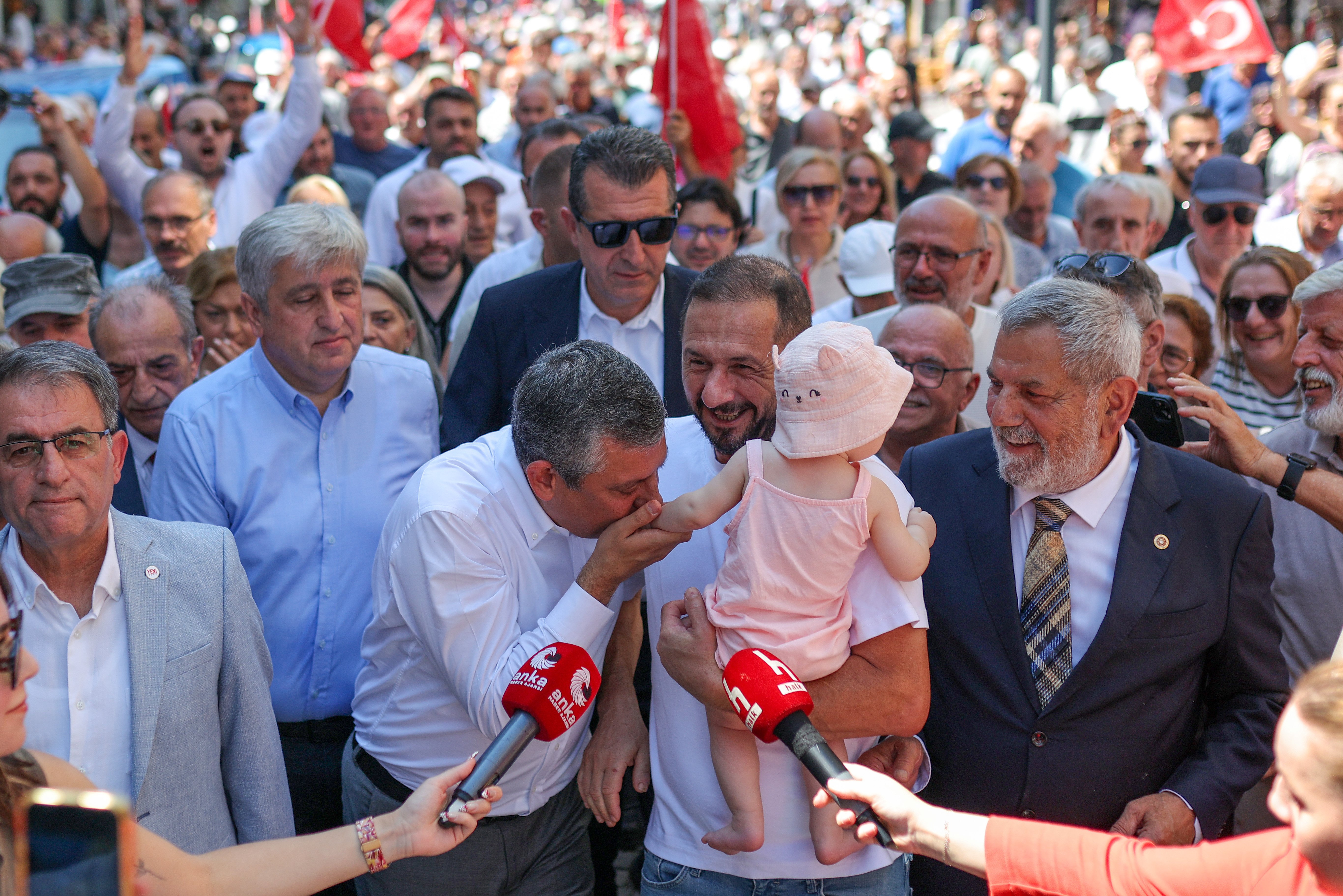 Özgür Özel Rize formayı aldı
