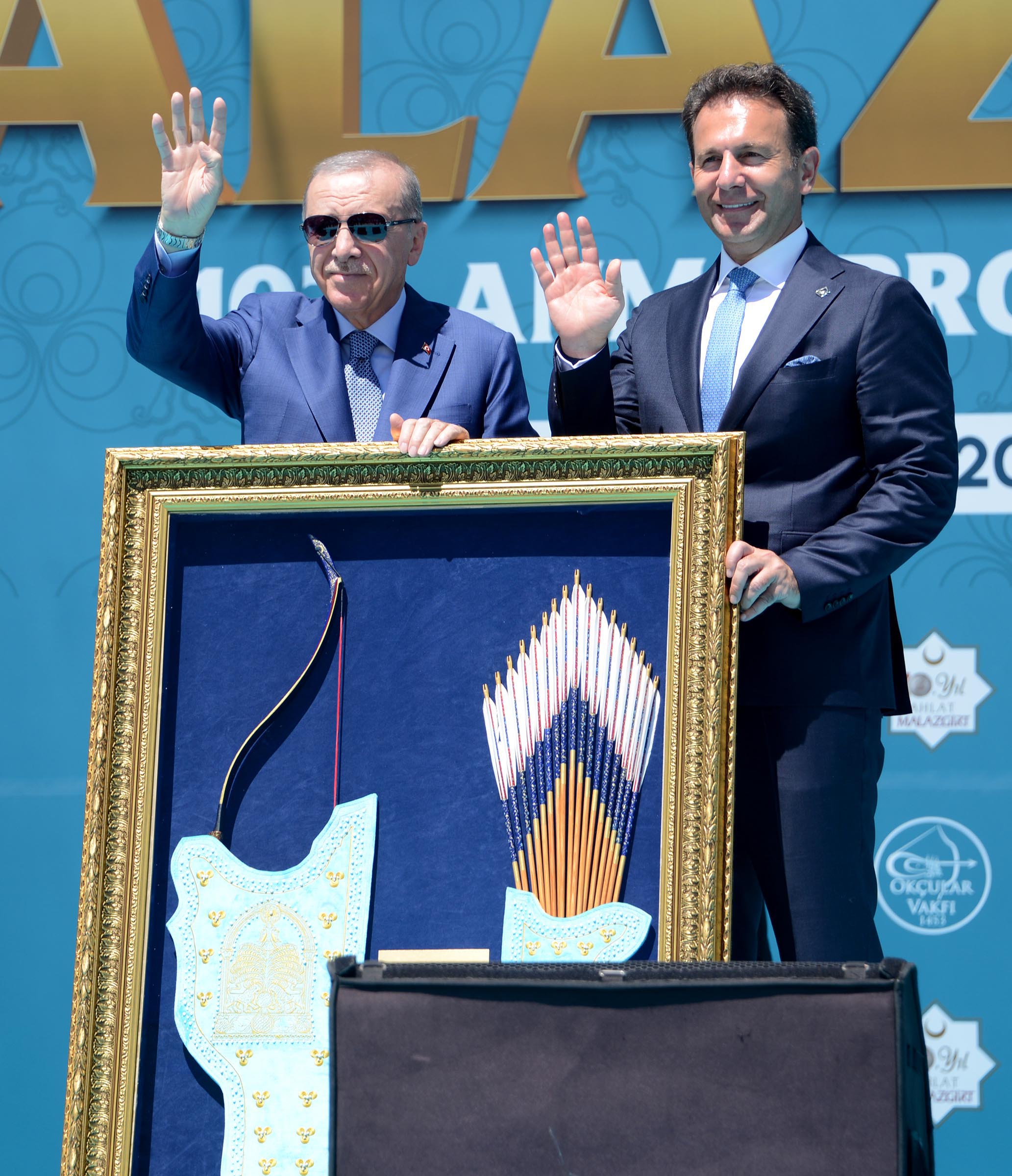 Cumhurbaşkanı Erdoğan Malazgirt’te vatandaşları selamlıyor