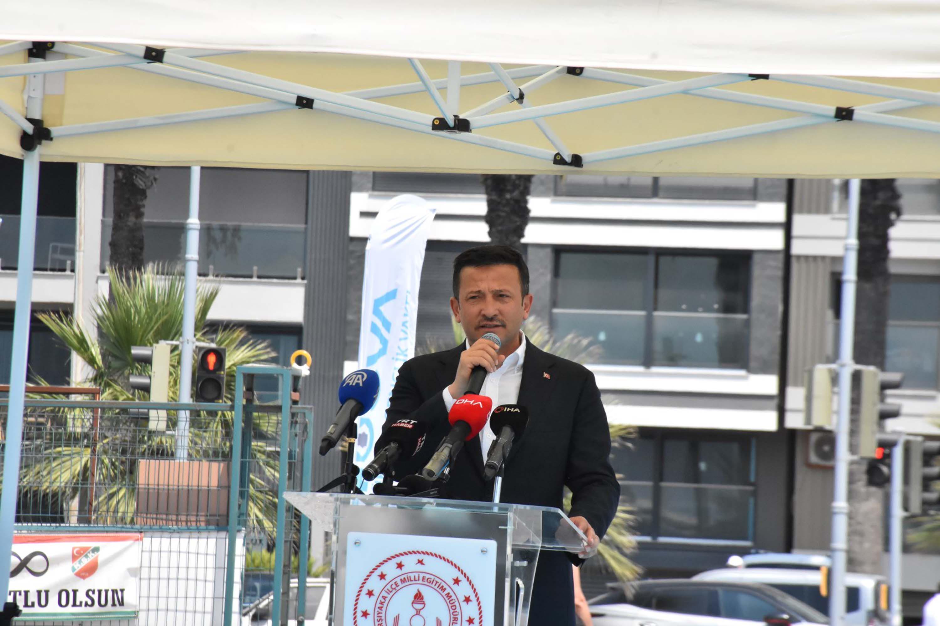 Bakan Tekin gençlerle