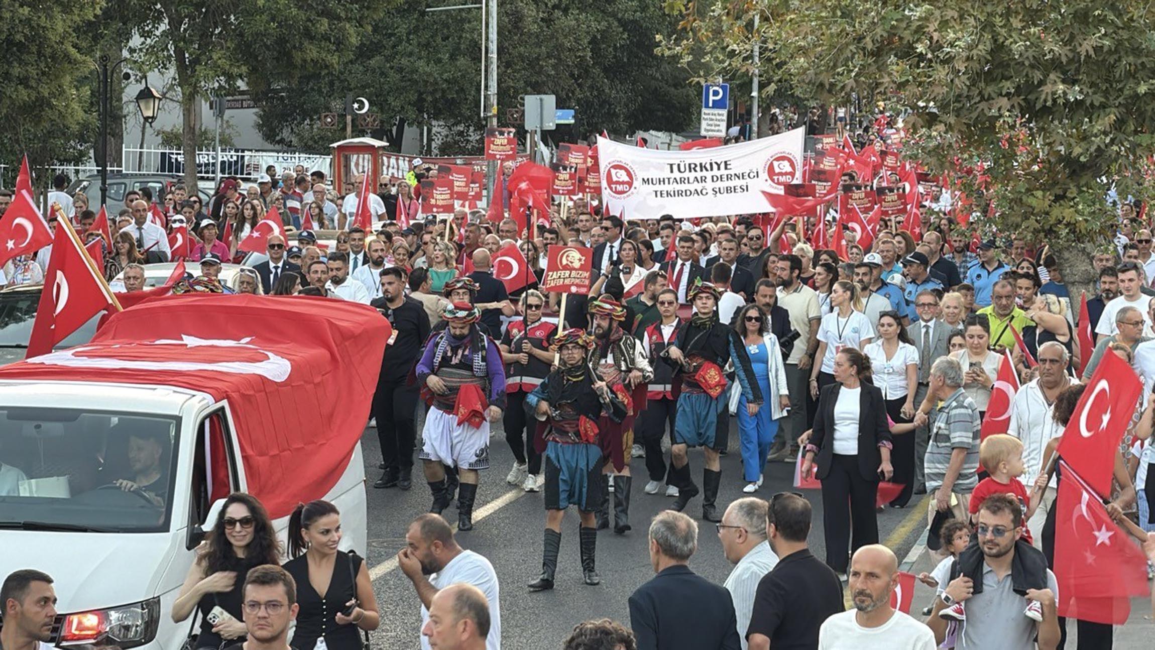 Zafer Bayramı kortejinde Türk bayrakları