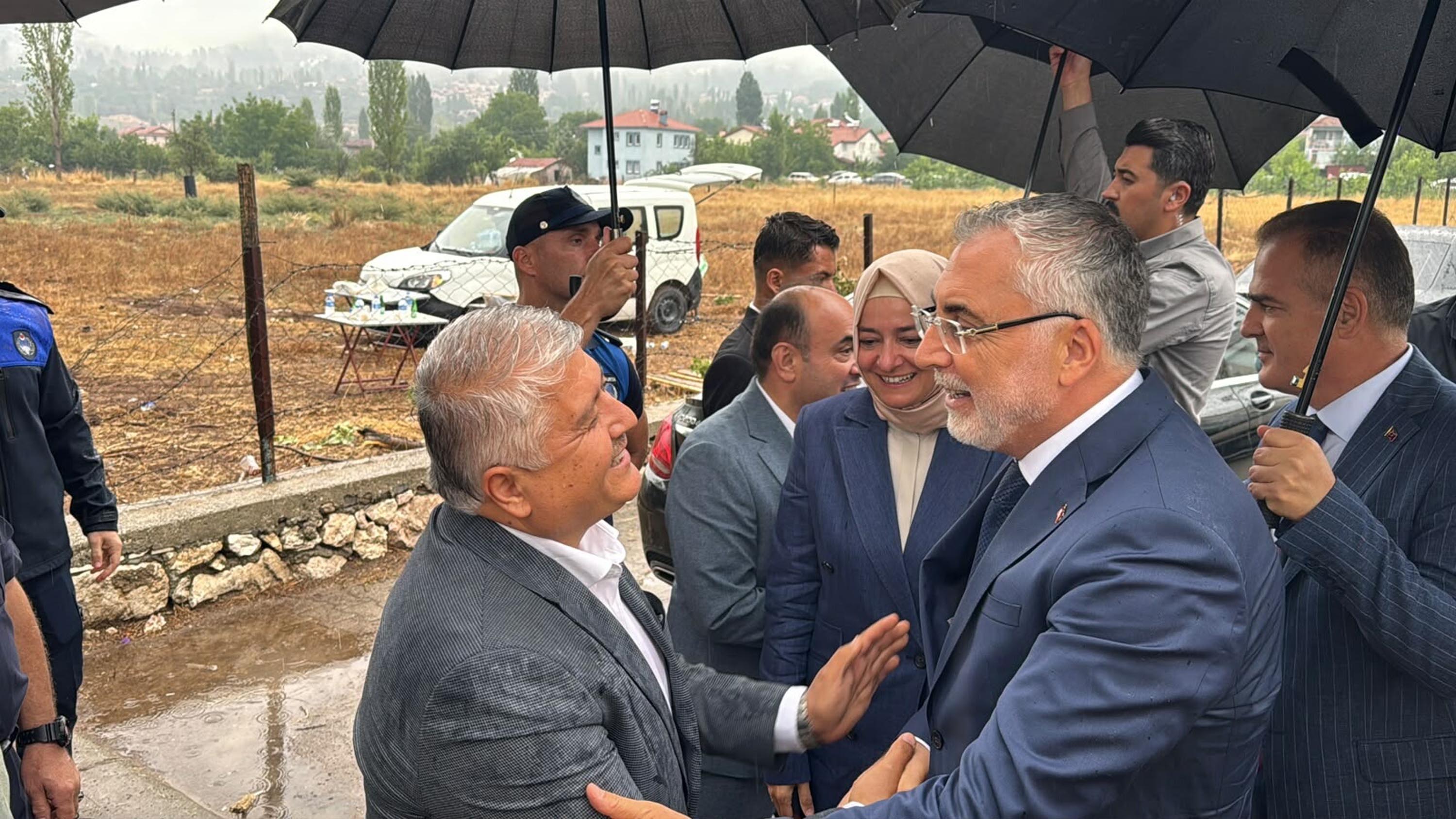 Bakan Işıkhan vatandaşlarla bir arada