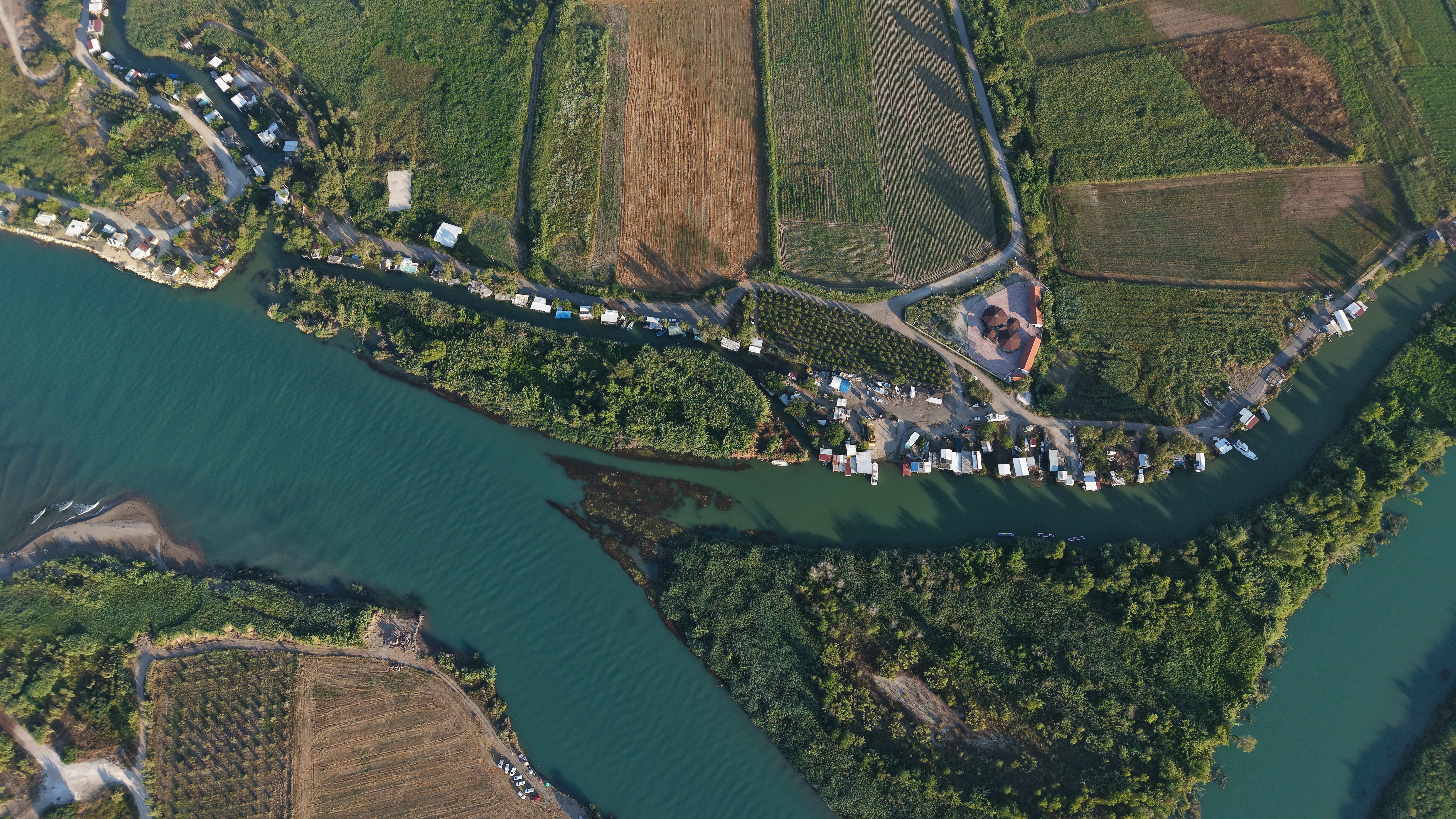 Köprüçay Nehri kıyısındaki kaçak yapılar ve kirlilik