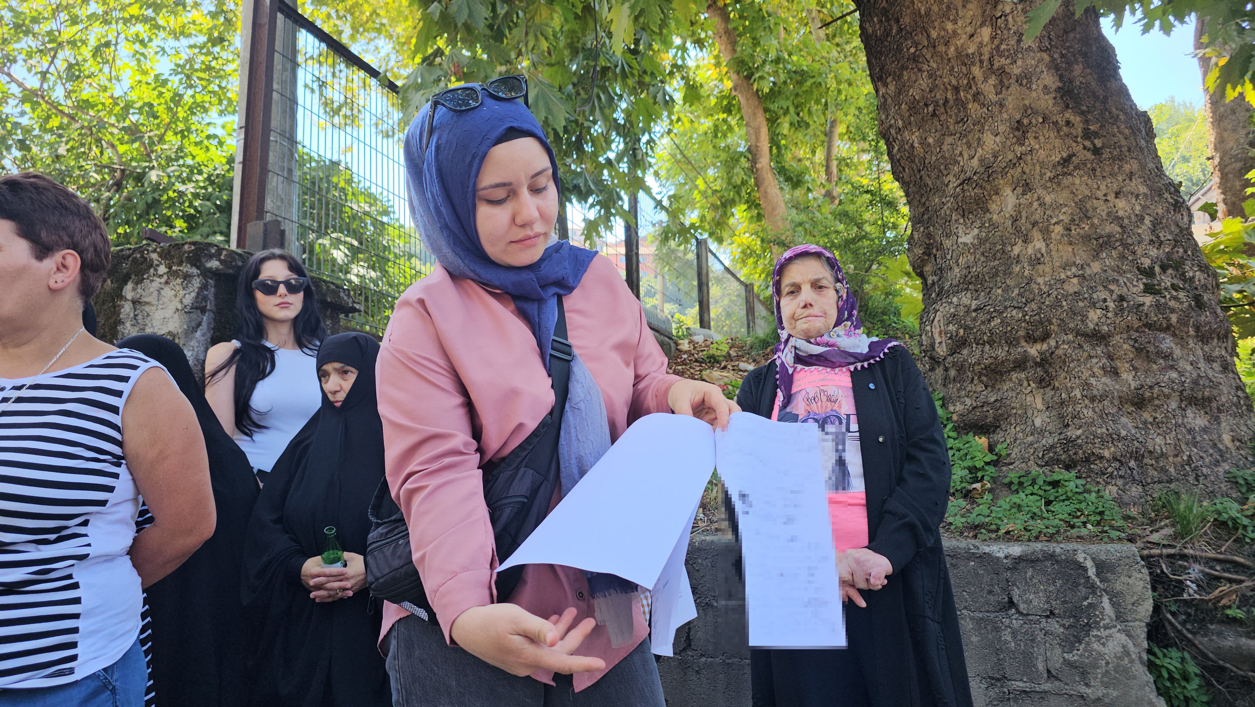 Mahalle sakinleri tesis önünde