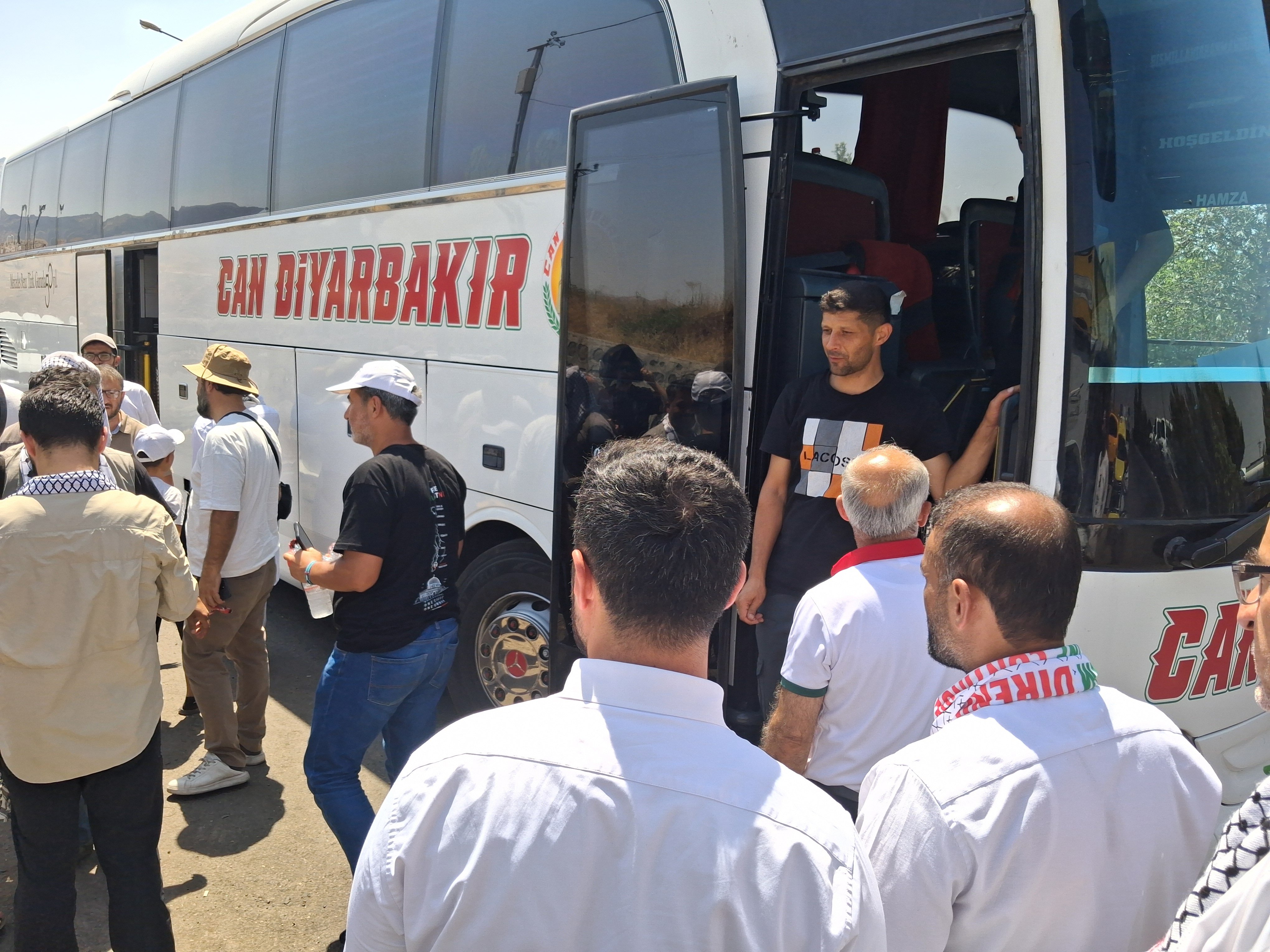 Filistin Konvoyu sözcüsü Hüseyin Durmaz basın açıklaması yapıyor