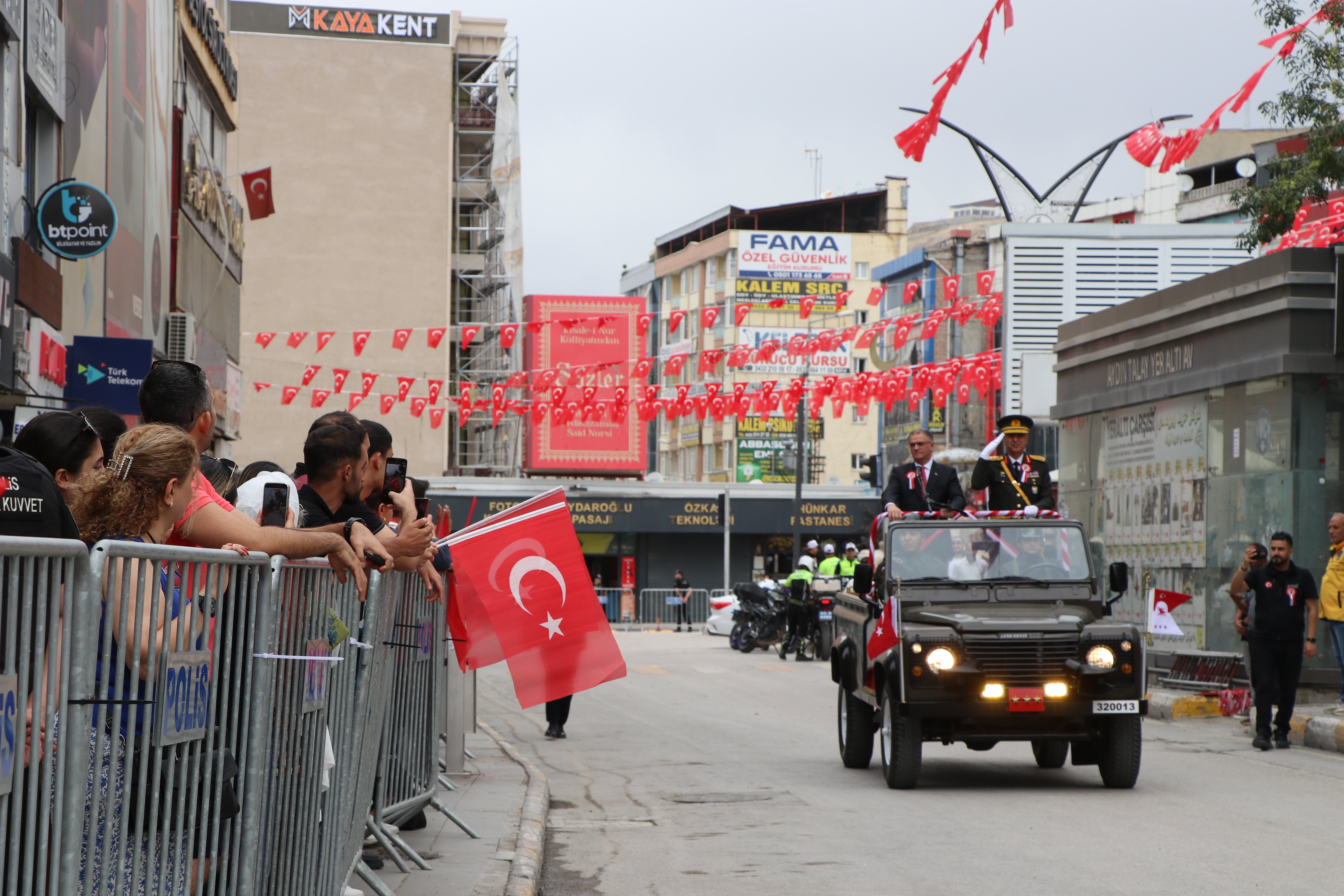 Van Zafer Bayramı resmi geçit