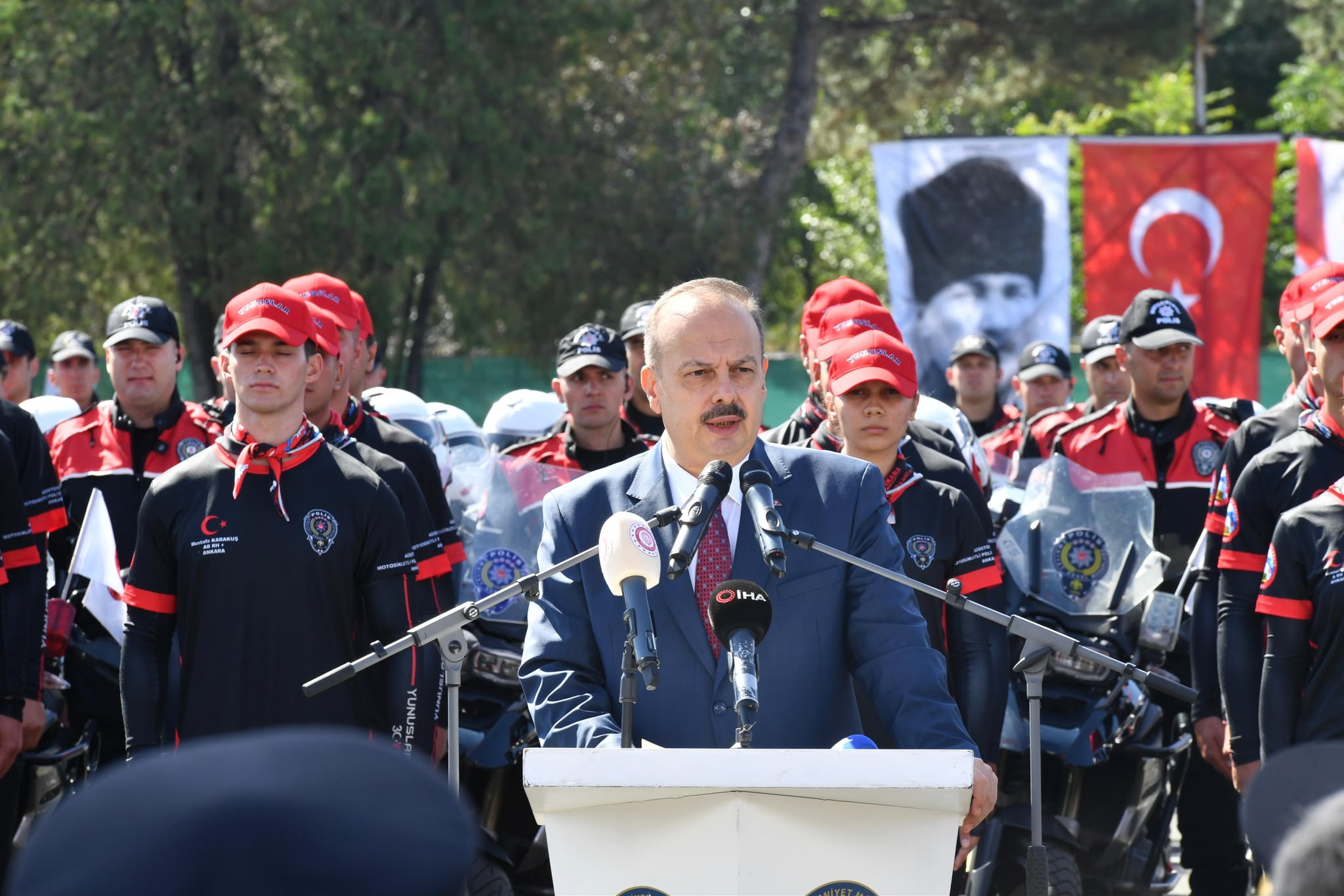 Ankara Valisi Yakup Canbolat, yunus polisi mezuniyet töreninde konuşma yapıyor