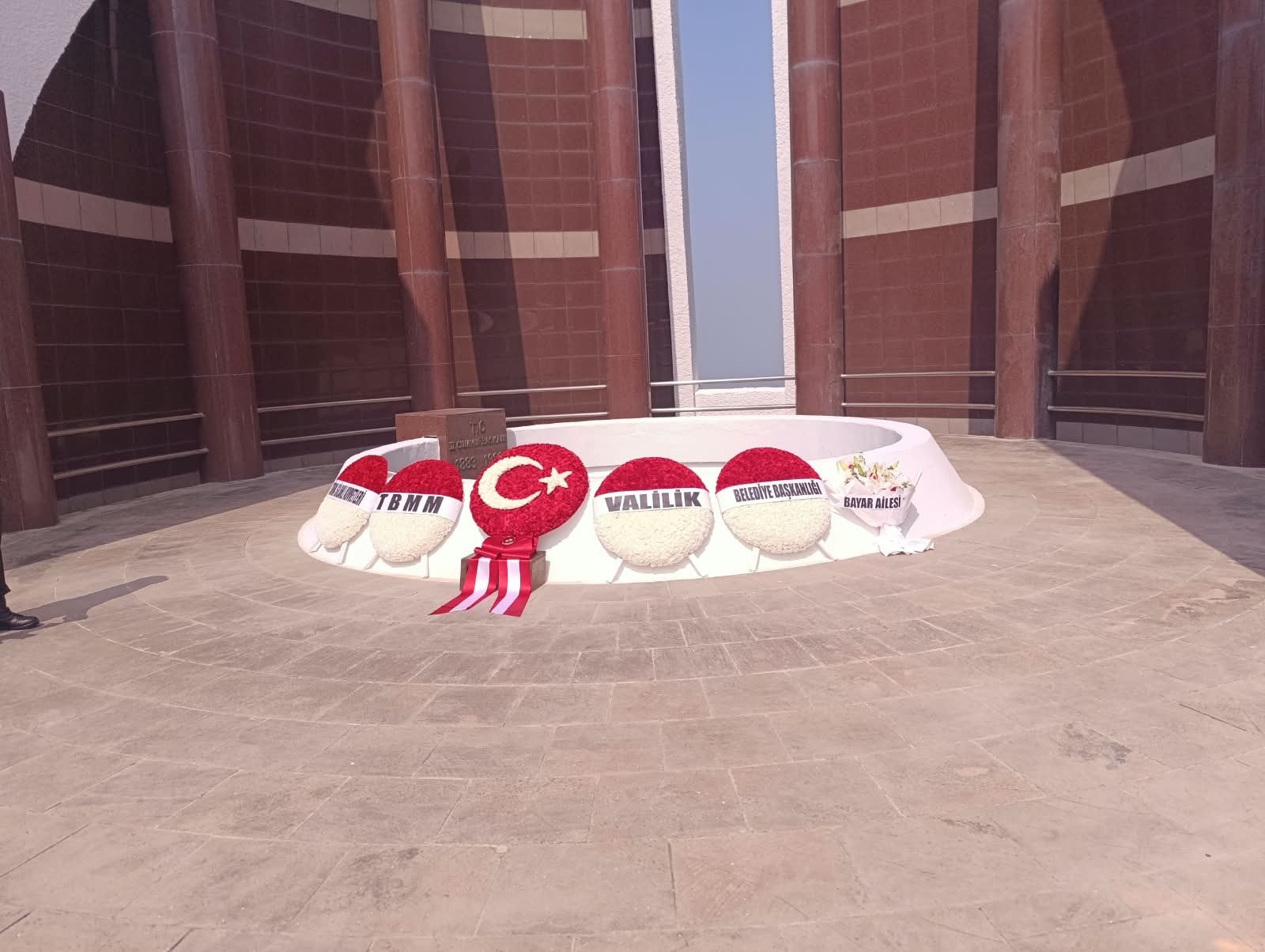 Celal Bayar anma töreni çelenk sunumu