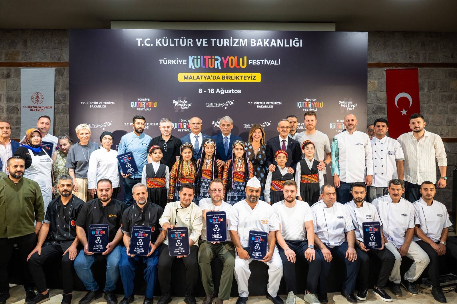 Nadir Alpaslan konuşma yapıyor