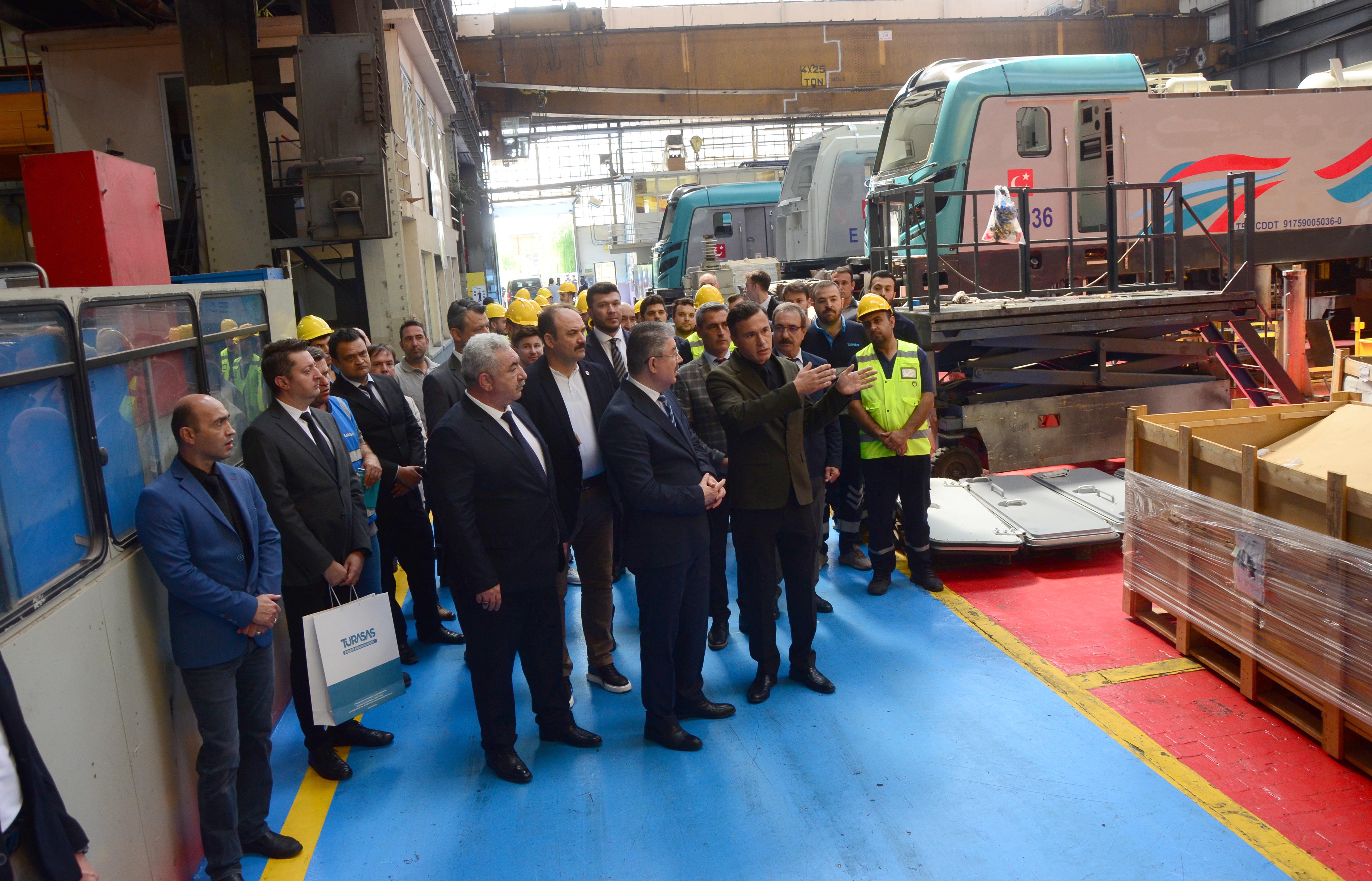 Vali Yılmaz, E5000 lokomotifinin üretim aşamaları hakkında bilgi aldı