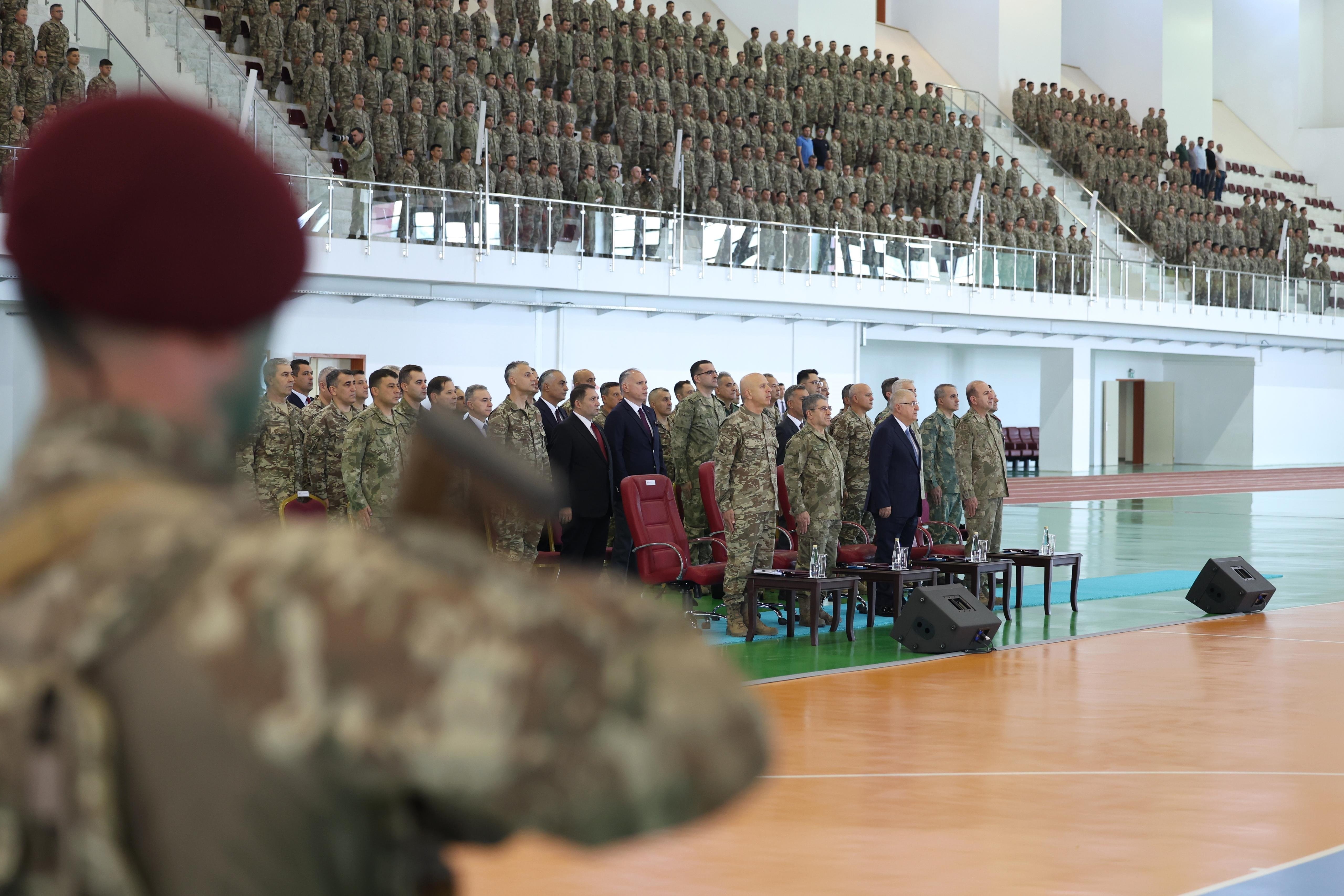 Bordo bereliler mezuniyet töreninde yemin ediyor