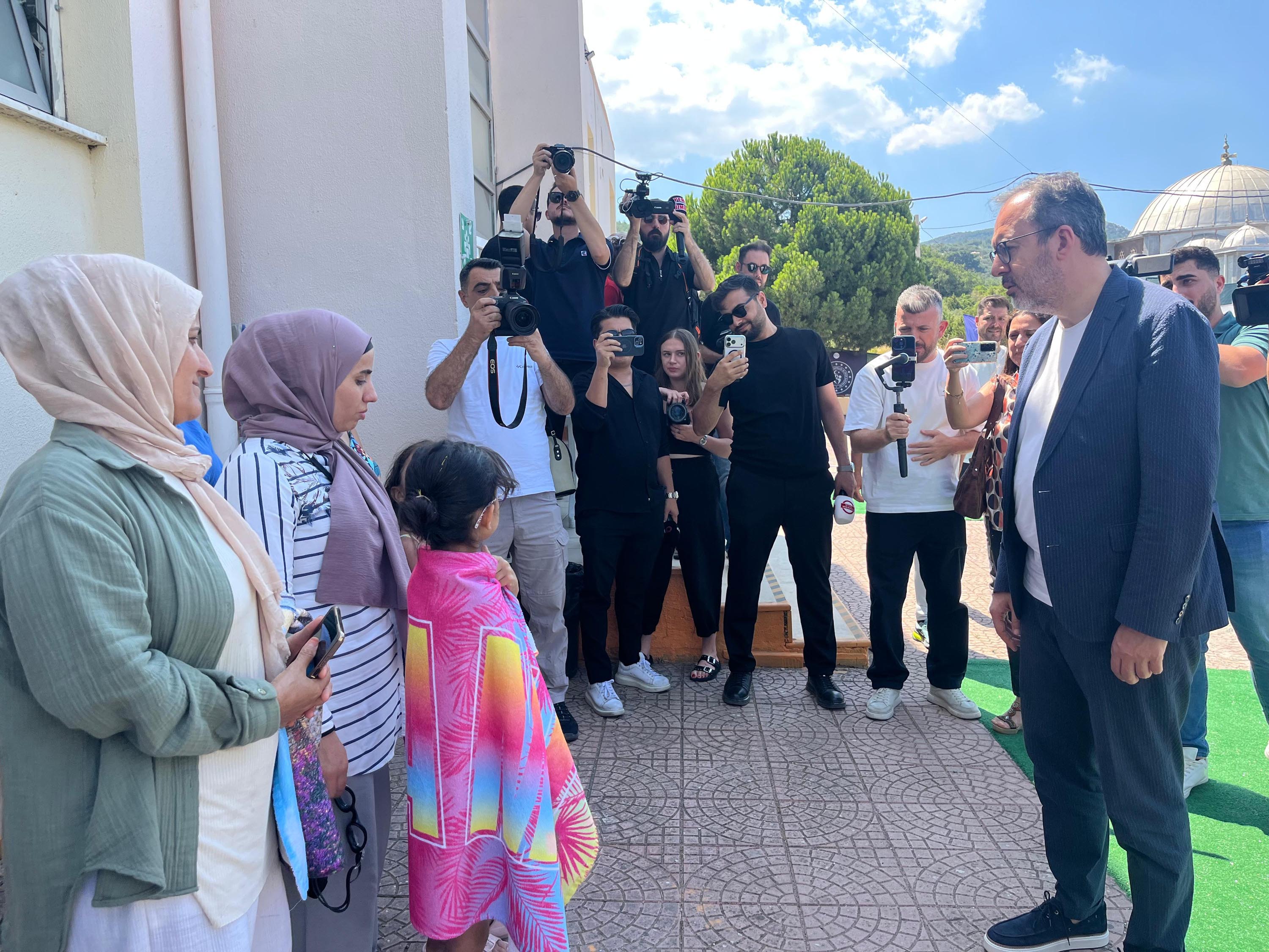 Portatif havuzda yüzen çocuklar