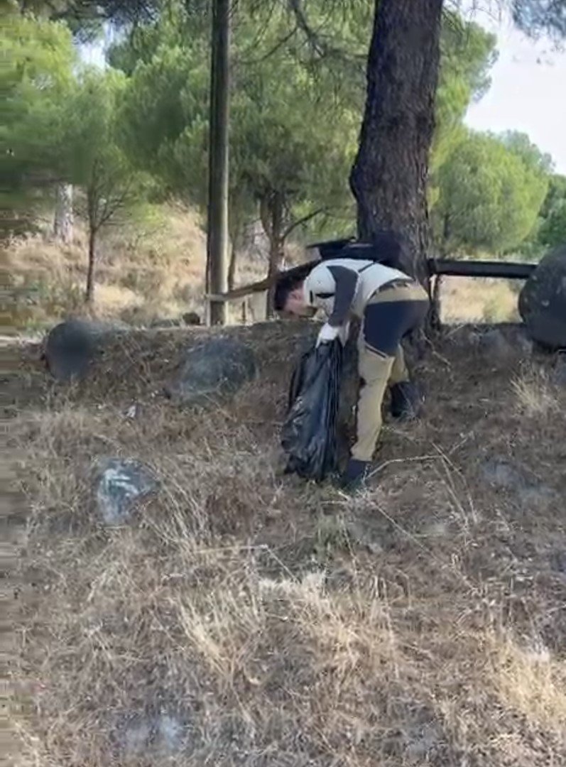 Gönüllüler çevre temizliği yapıyor