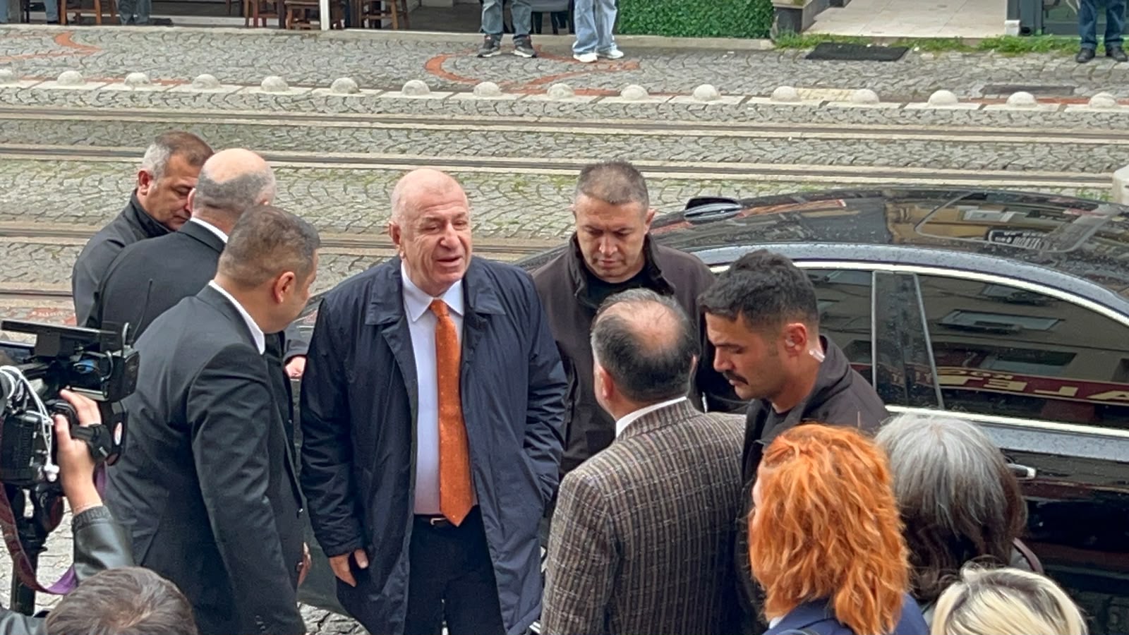 Ümit Özdağ adliye çıkışında gazetecilere açıklama yaparken