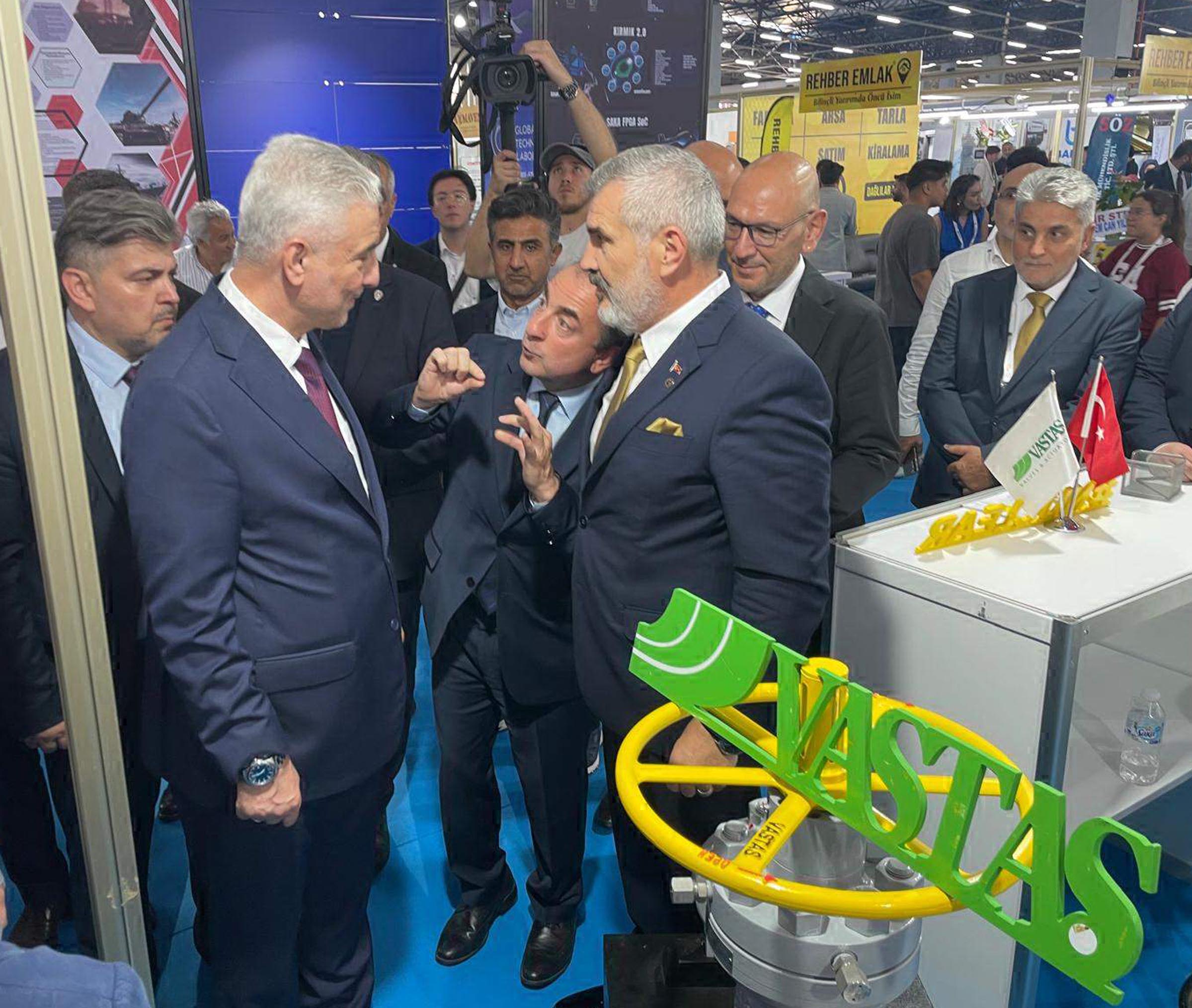 Bakan Bolat fuar alanını gezerken