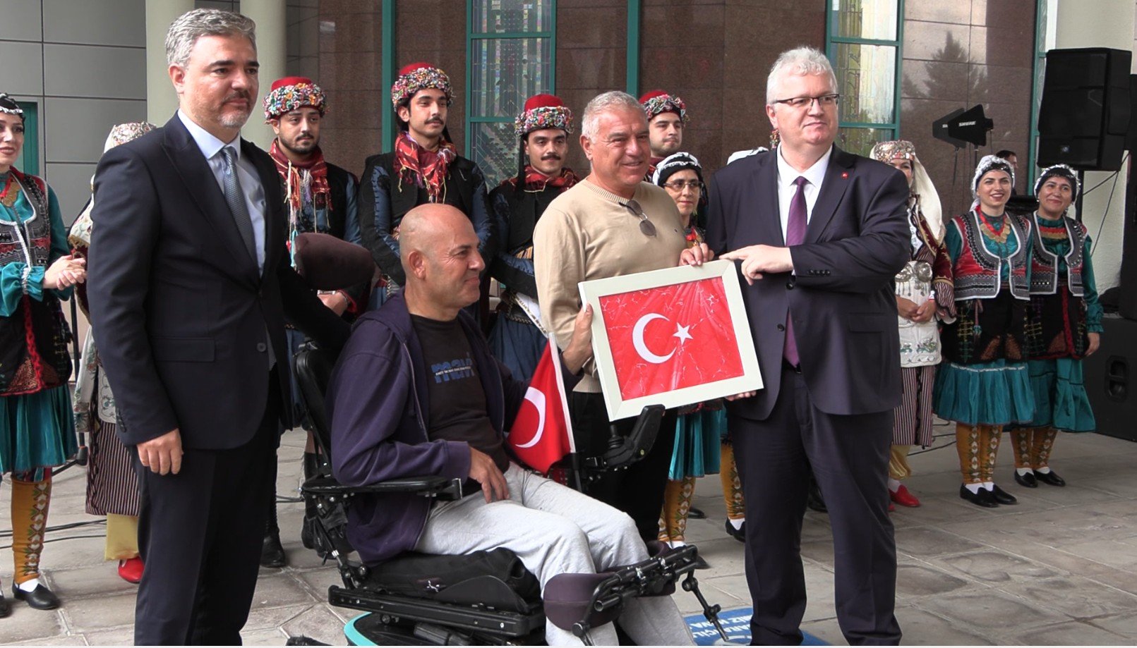 Halk oyunları gösterisi