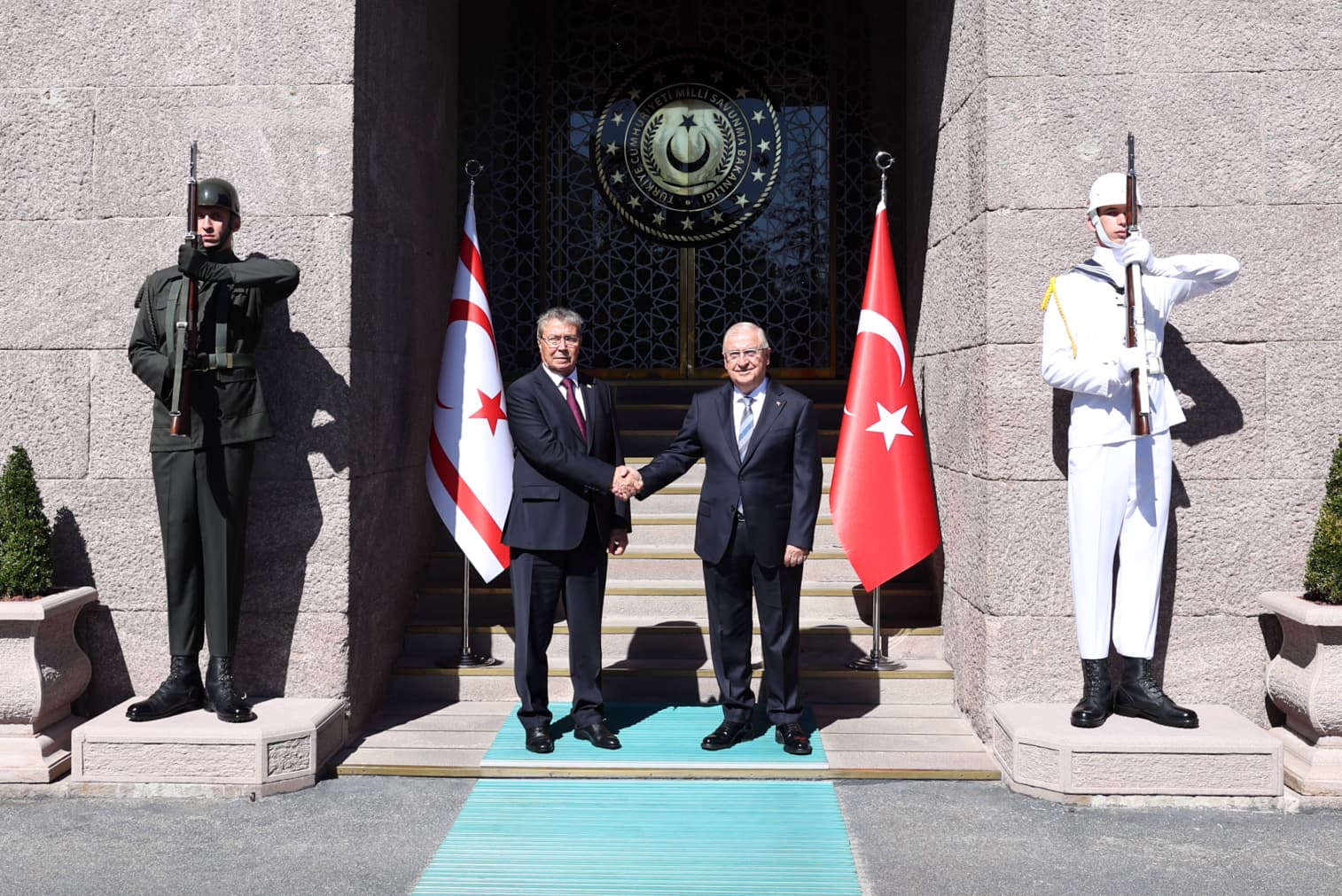 KKTC Başbakanı Ünal Üstel ve Milli Savunma Bakanı Yaşar Güler toplantı