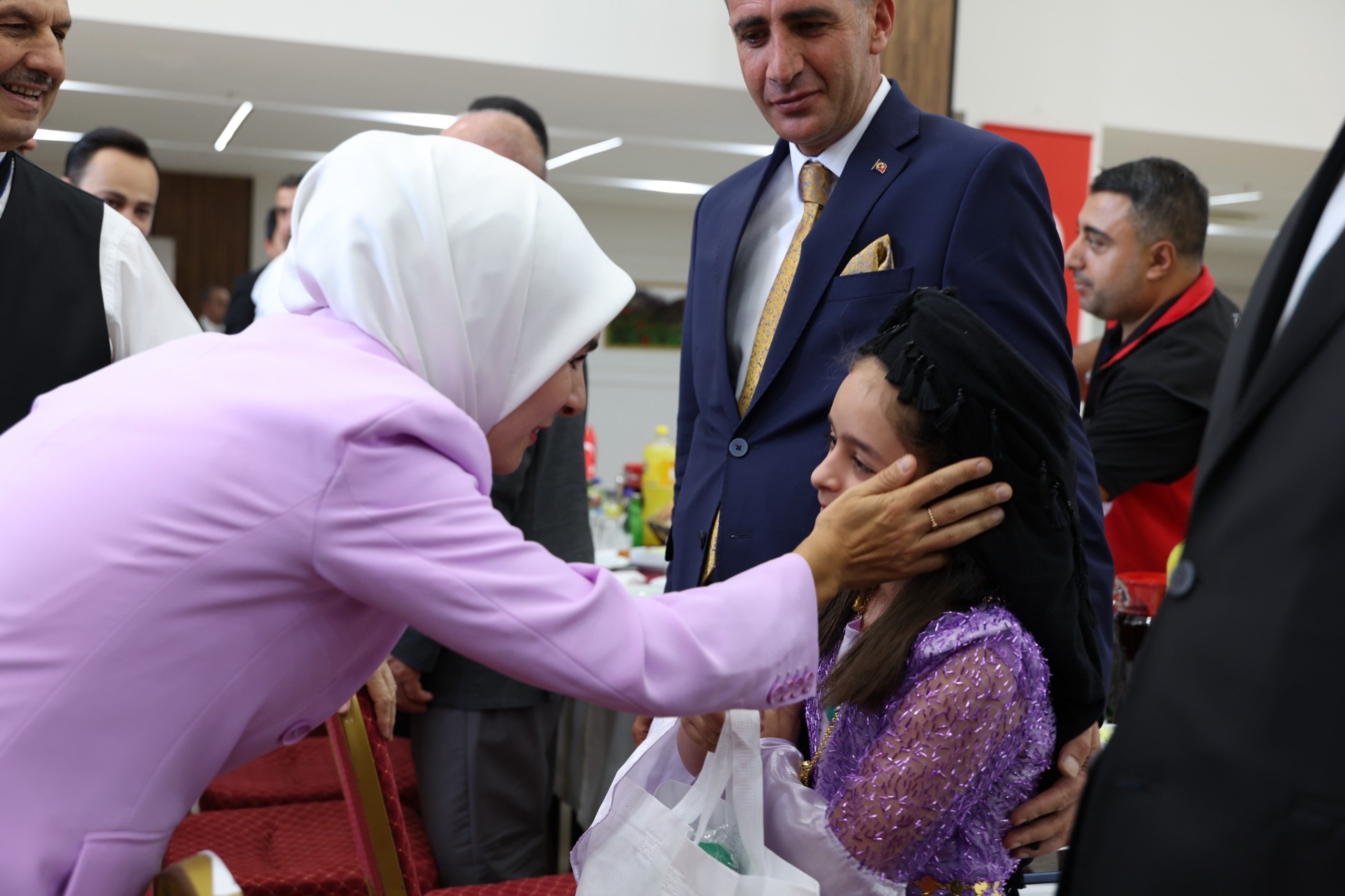 Mahinur Özdemir Göktaş, şehit ailelerine hitap ediyor.