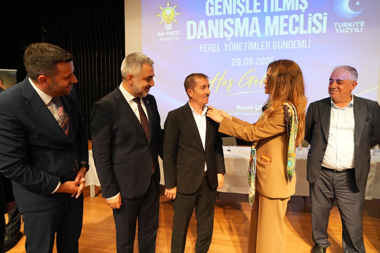 AK Parti Ataşehir İlçe Başkanı Burak Çifci konuşma yaparken