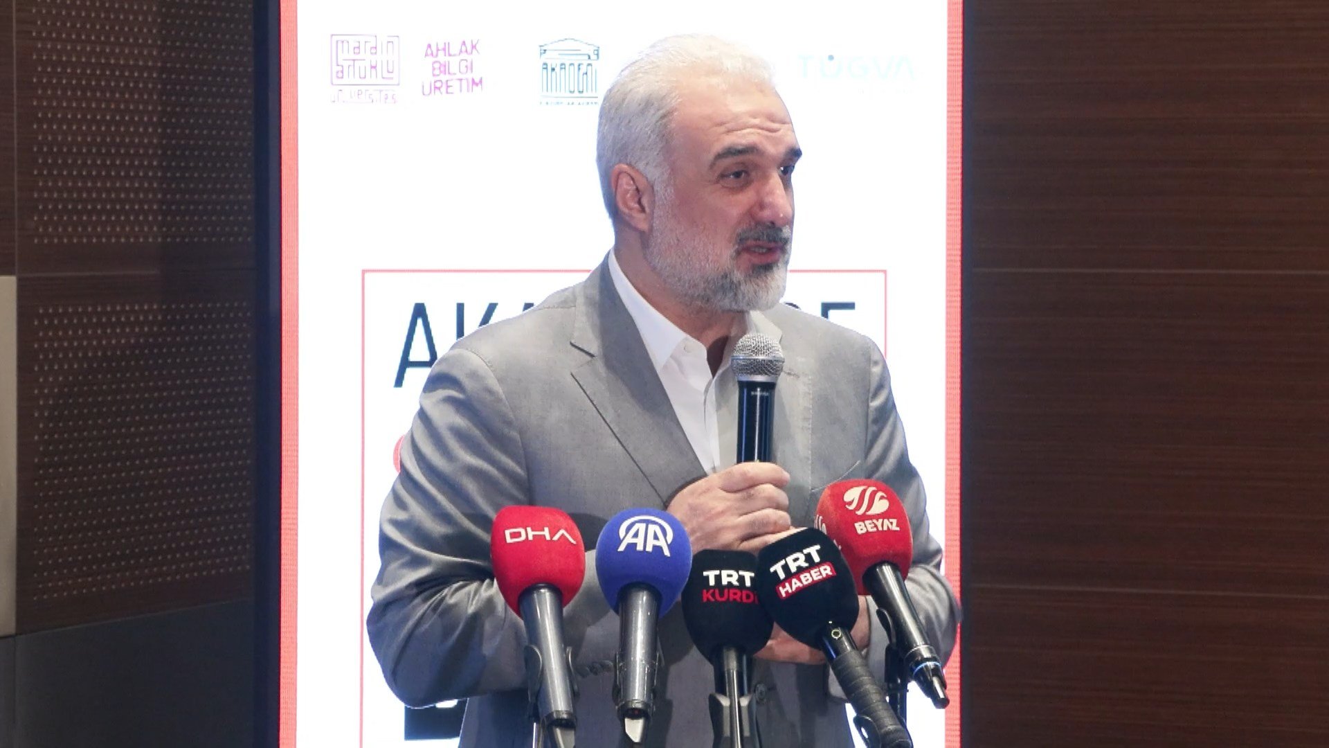 Mardin Artuklu Üniversitesi Rektörü Prof. Dr. İbrahim Özcoşar konuşuyor