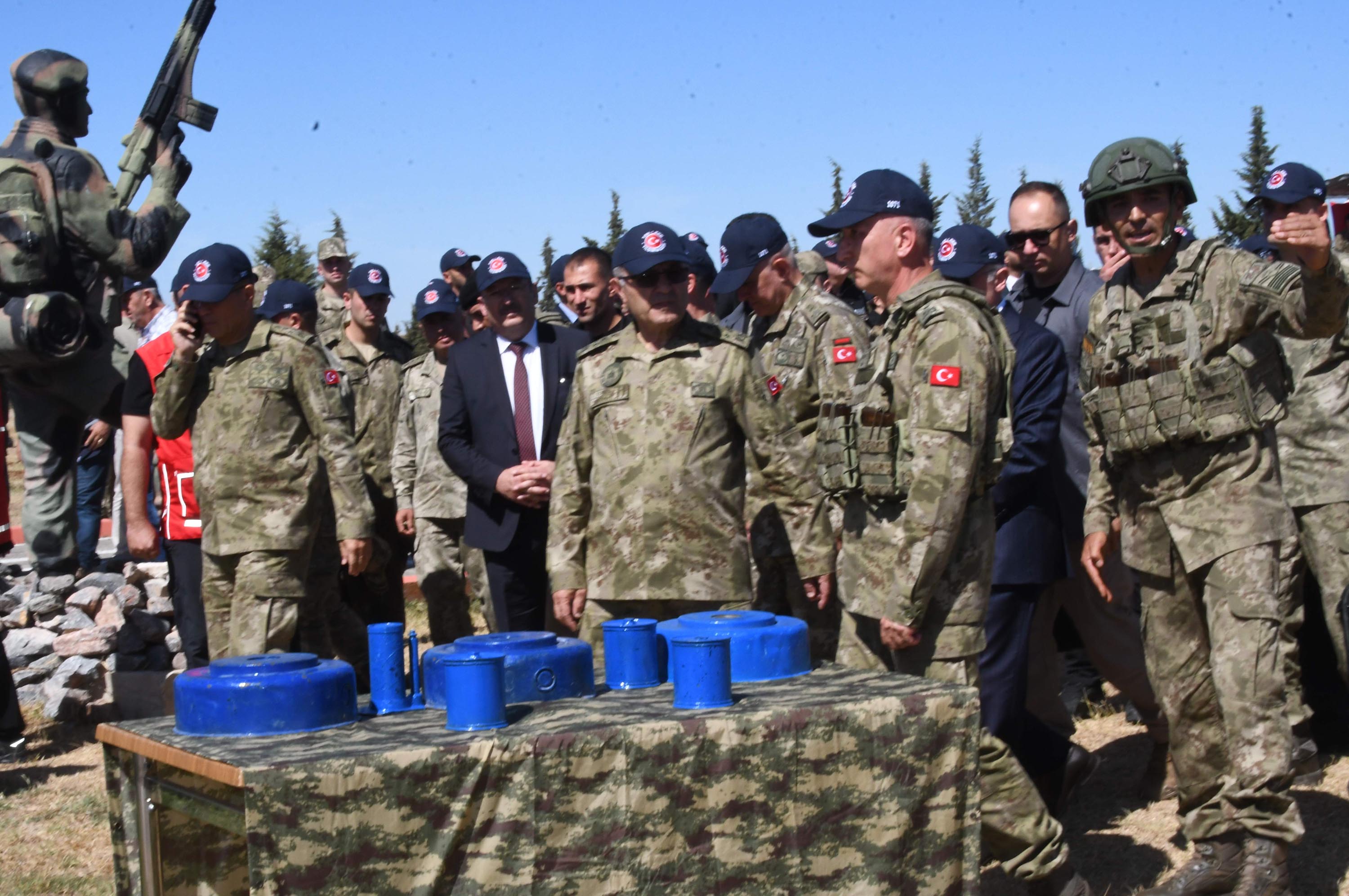 Tatbikatta Türk bayrağı açılması