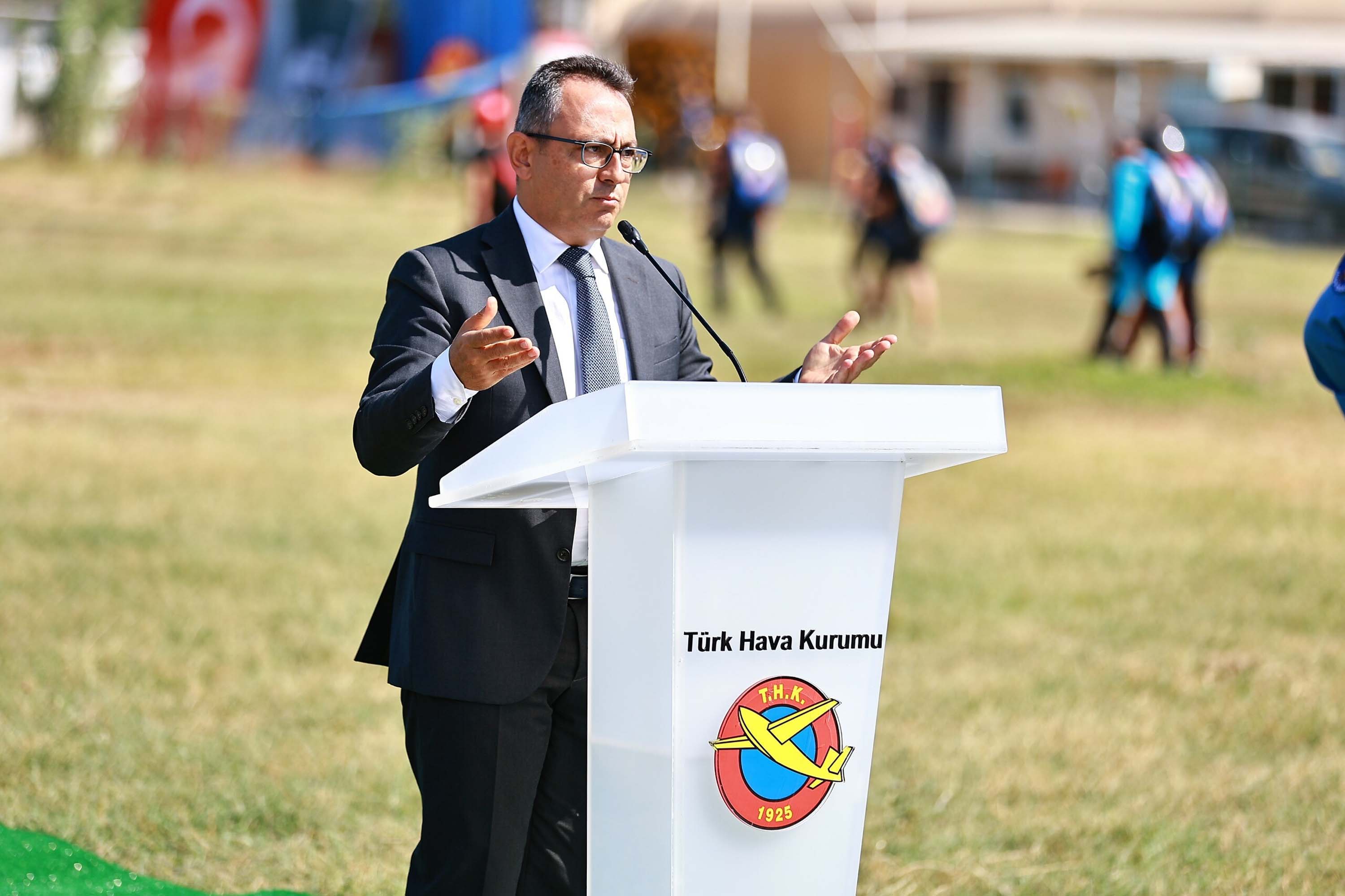 Havacılık Festivali paraşüt gösterisi