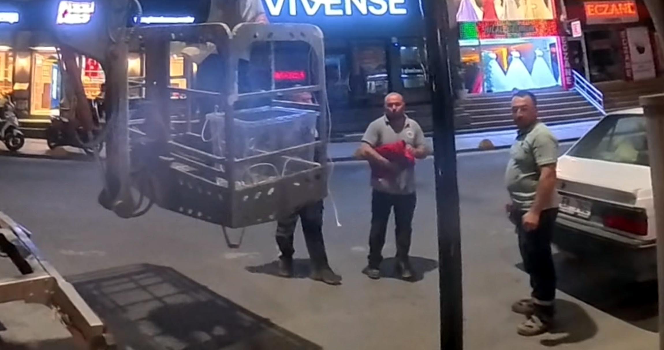Motokurye Tuğba Ertunç belediye personeli ile bayrak teslimi