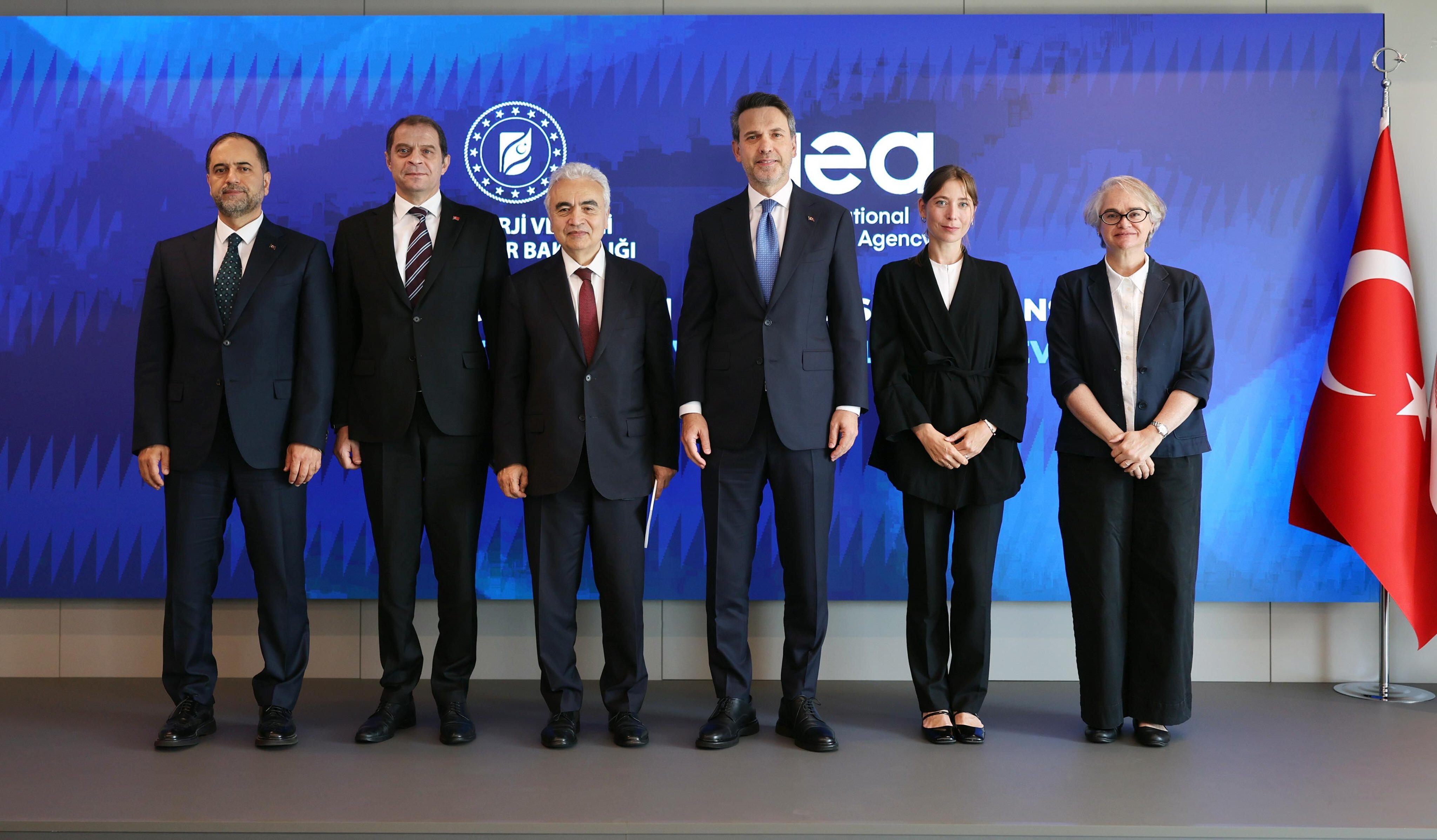Enerji ve Tabii Kaynaklar Bakanı Alparslan Bayraktar, Türkiye enerji politikaları hakkında açıklamalarda bulunuyor