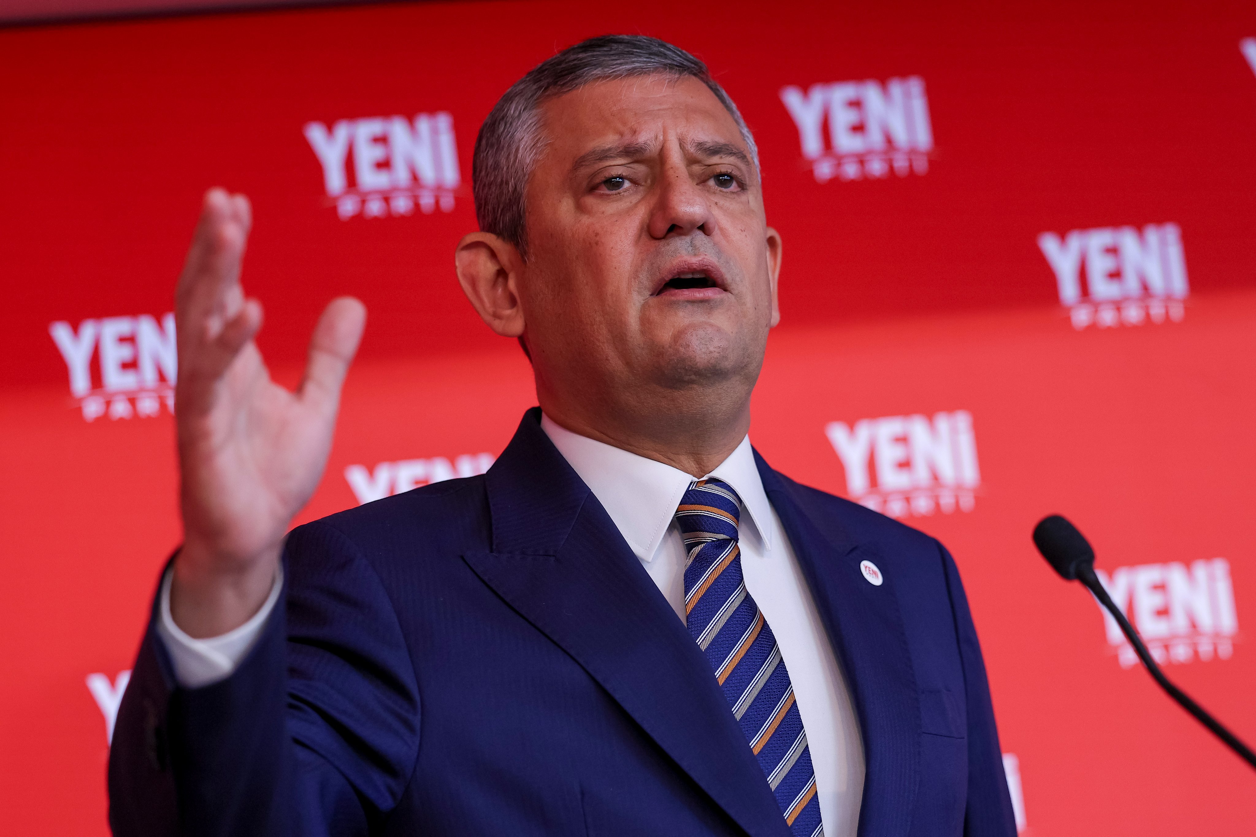 Özgür Özel konuşma yaparken