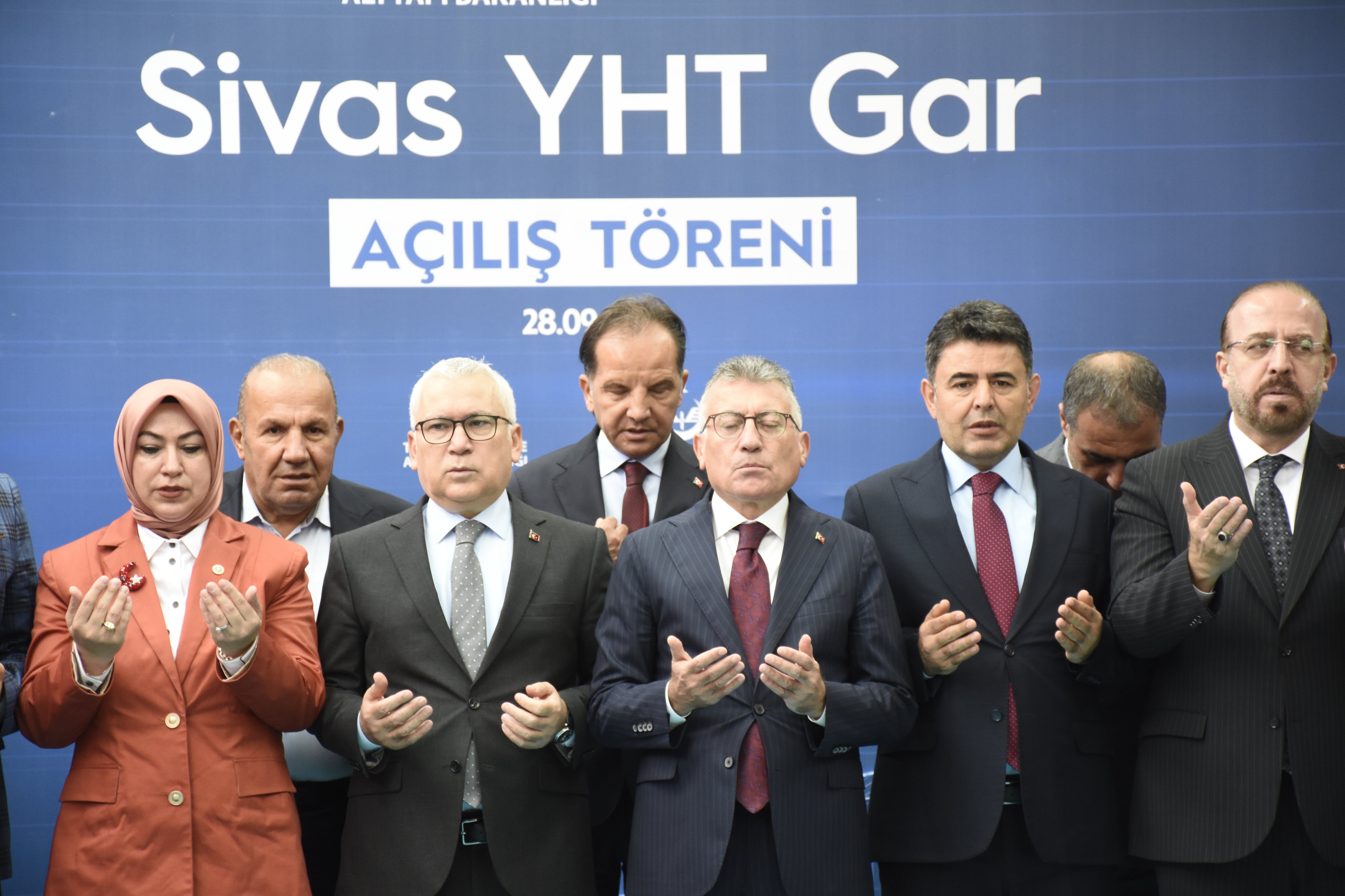 Sivas YHT Garı açılış kurdelesi