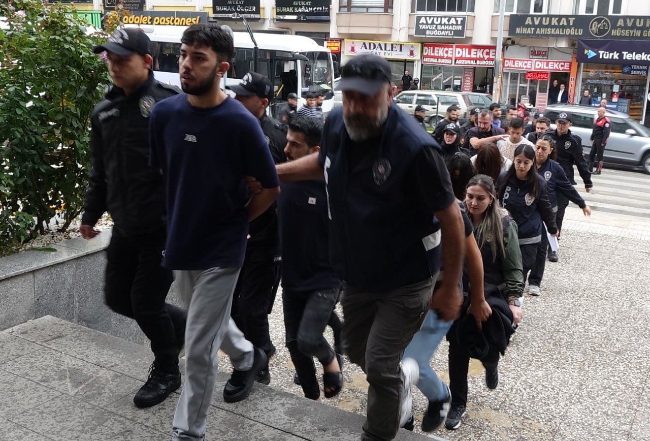 Kapora dolandırıcılığı operasyonunda gözaltına alınan şüpheliler