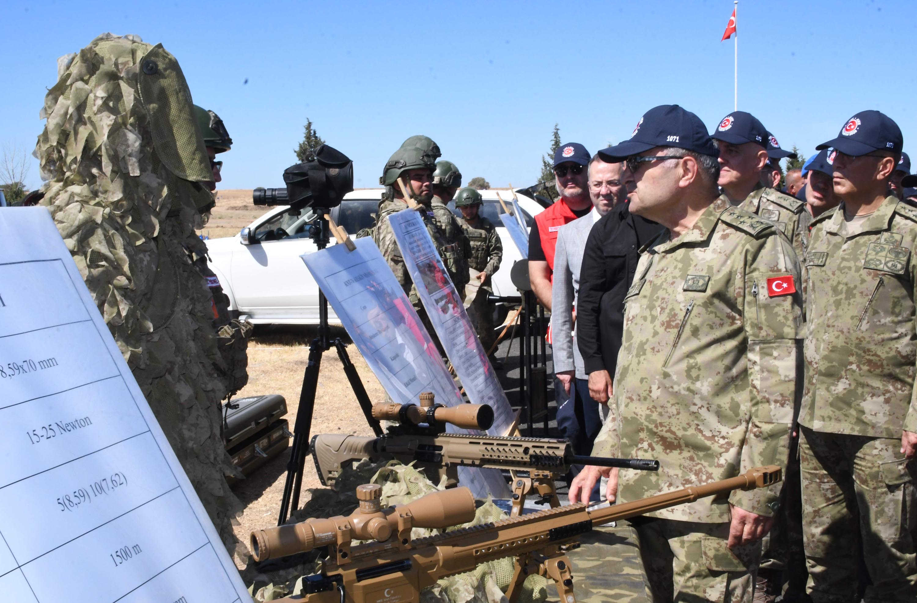 Şehit Yarbay Rasim Sayın'ın ailesine plaket takdimi