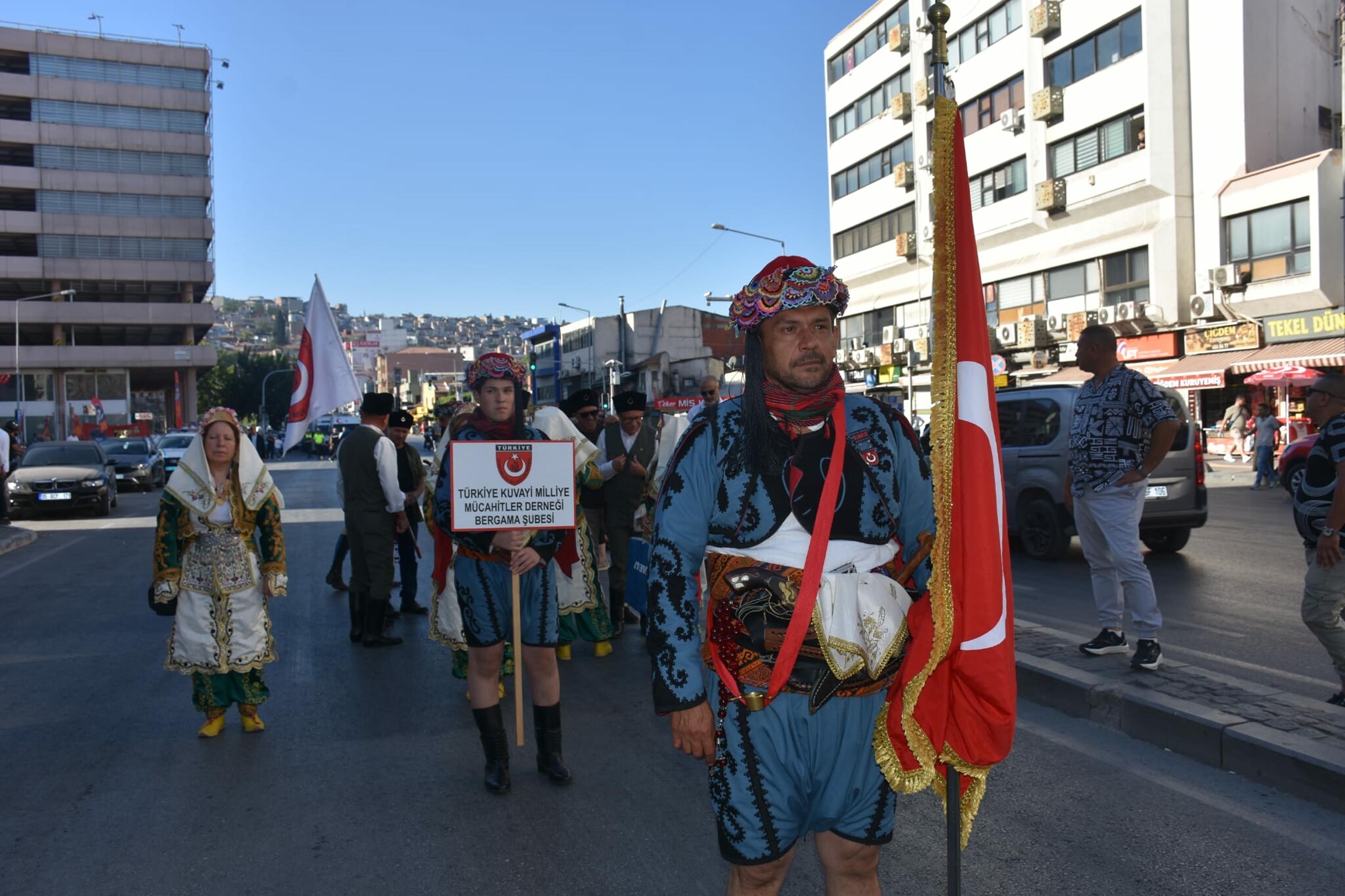 İzmirliler Türk bayrağı ile yürüdü