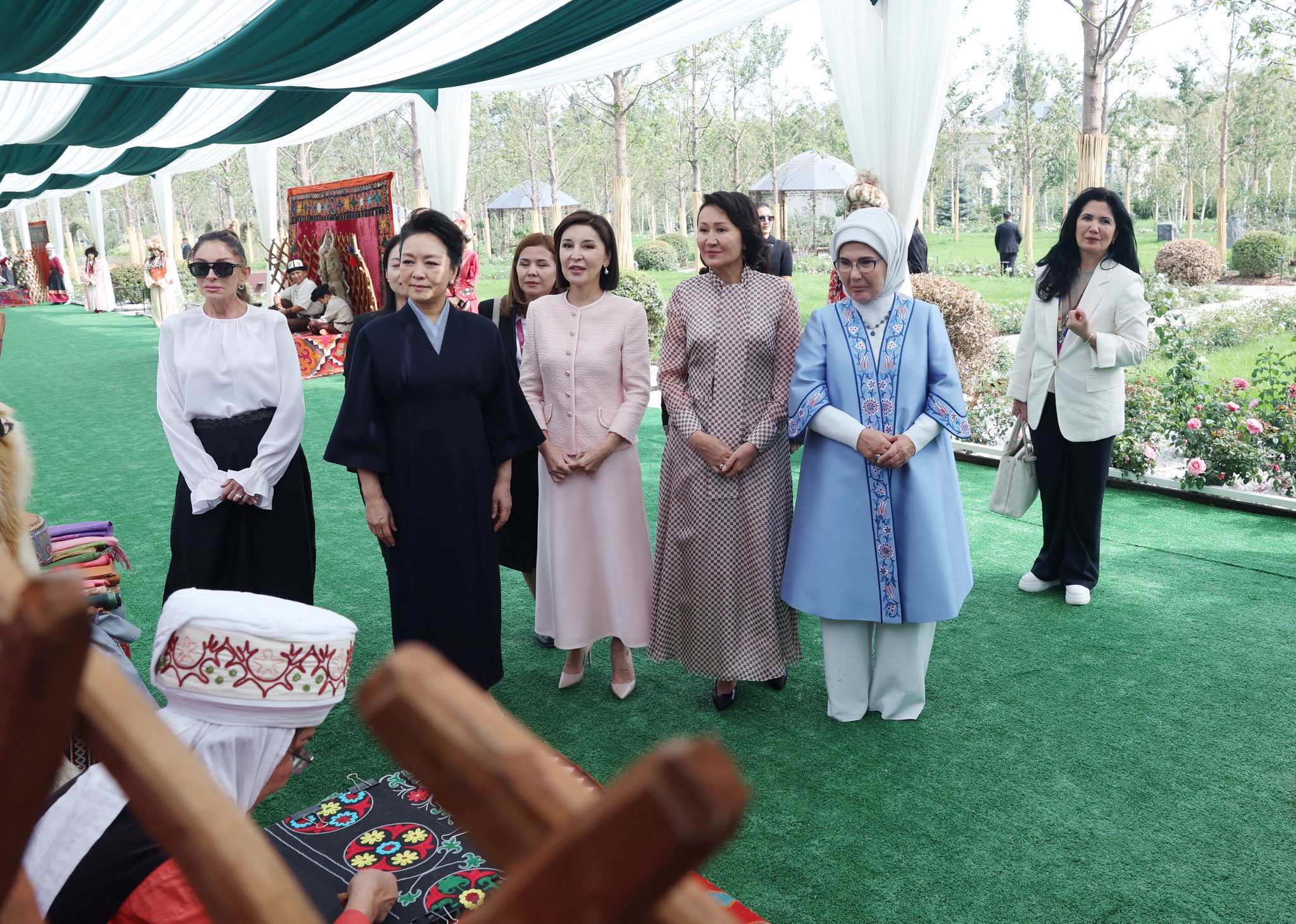Emine Erdoğan Kırgızistan etnik el sanatları sergisi
