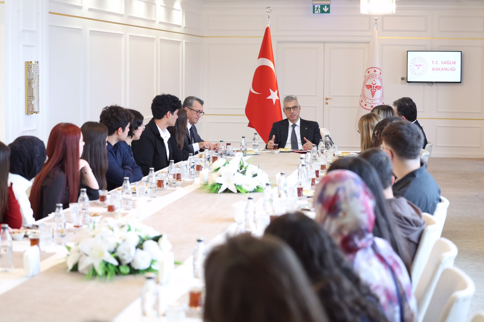 Sağlık Bakanı Kemal Memişoğlu öğrencilerle sohbet etti