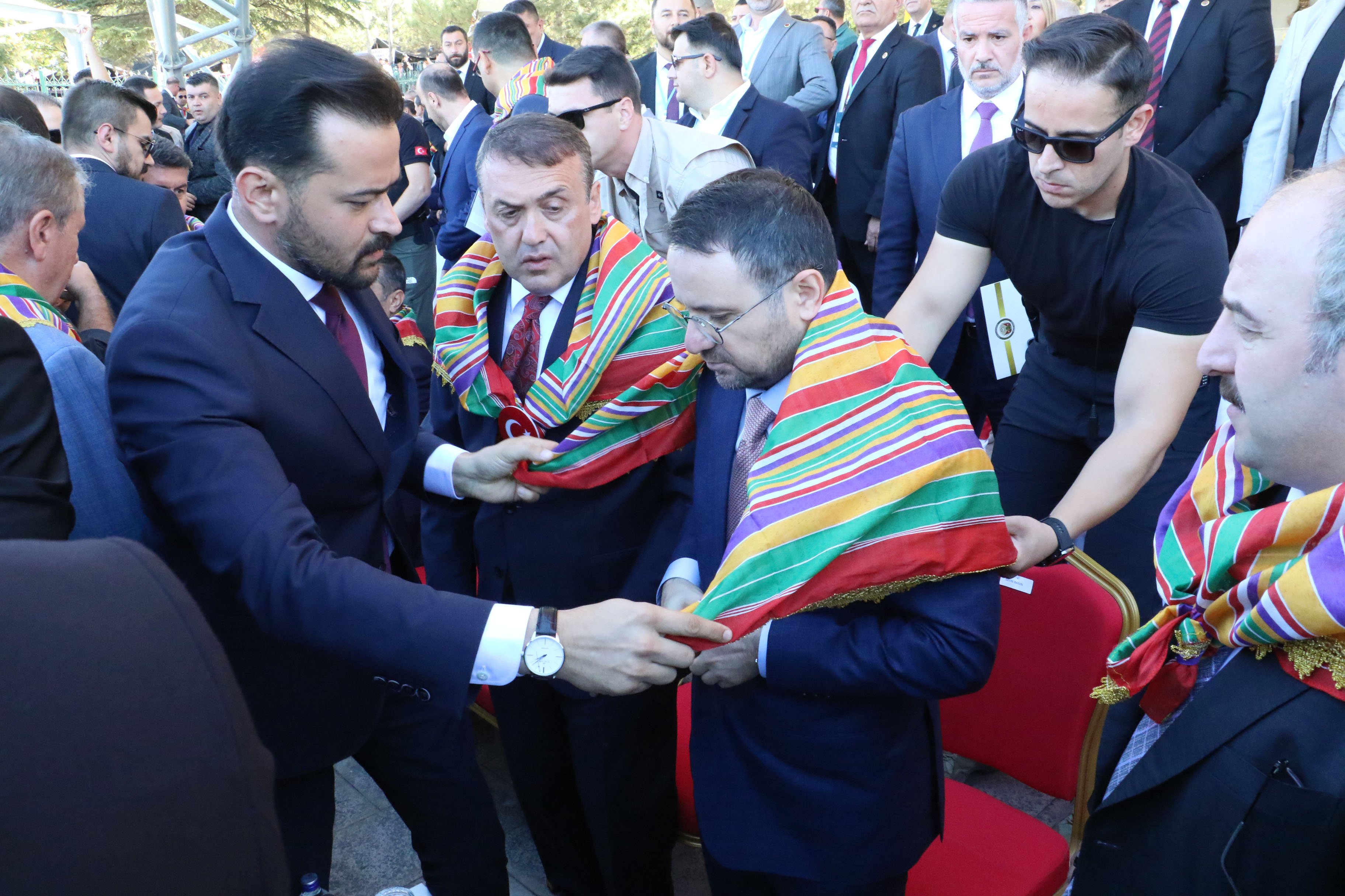 Bakan Gürlek türbede dua ederken