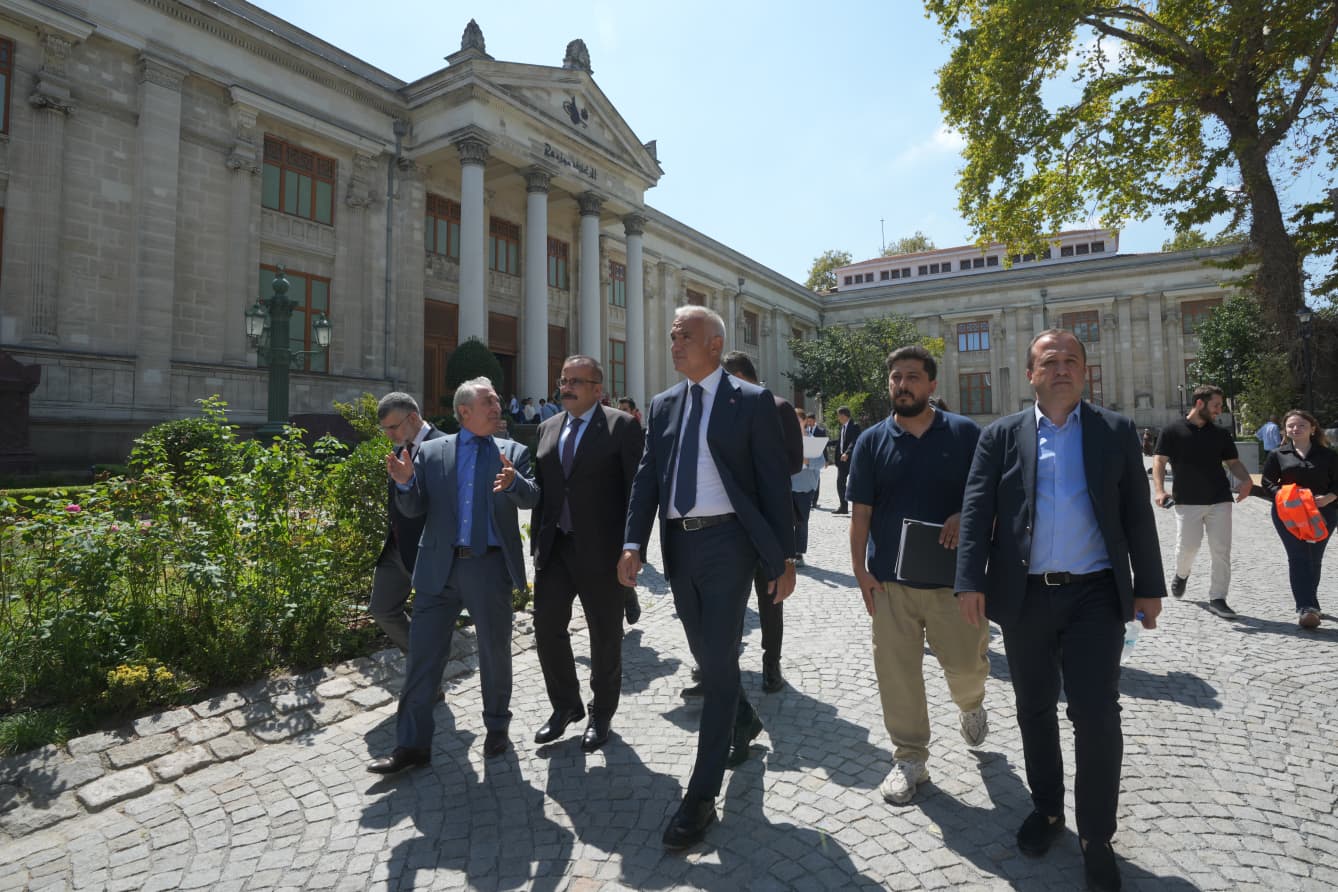 Müze avlusu açık teşhir düzenlemesi
