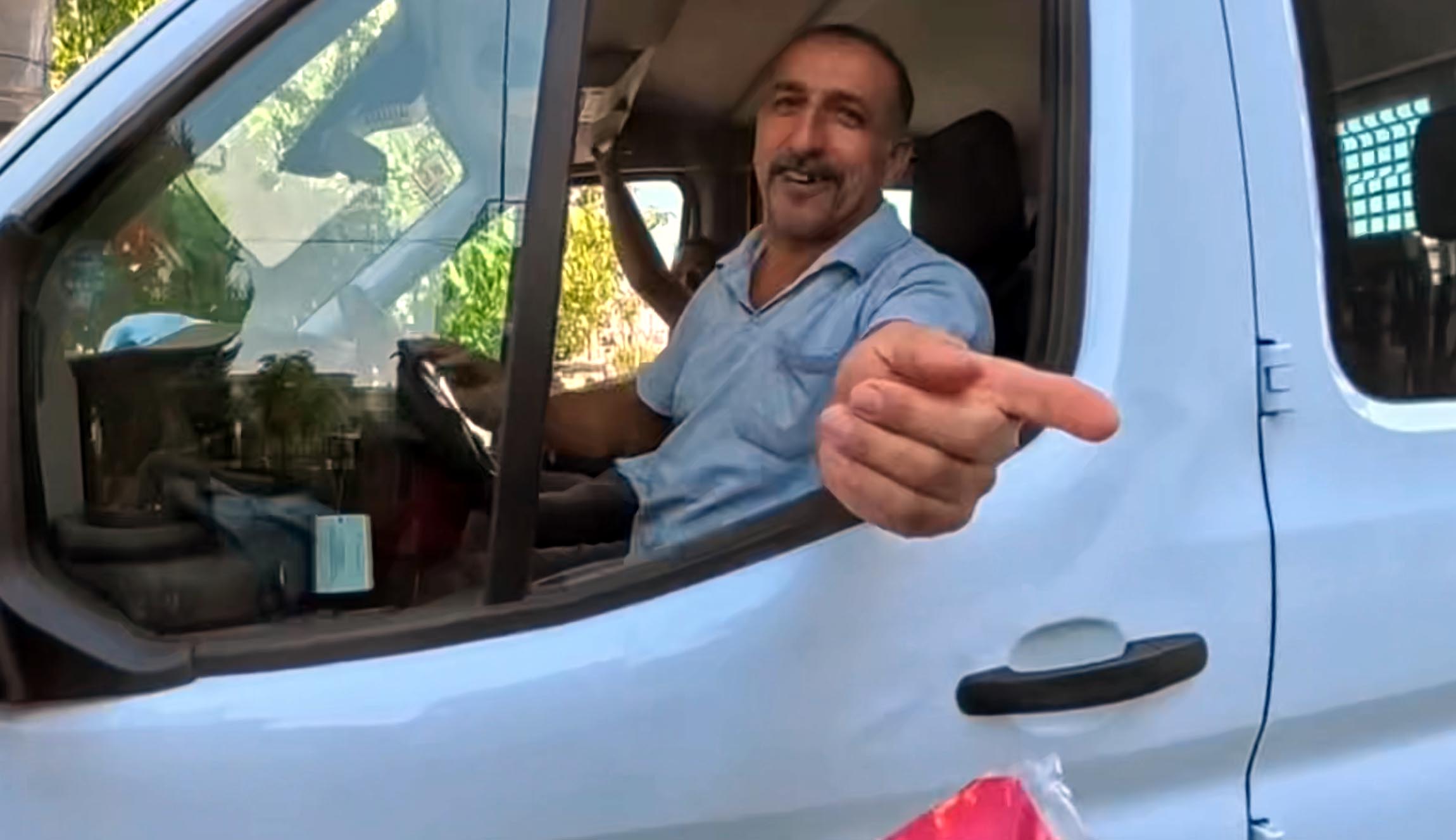 Motokurye Tuğba Ertunç Türk bayrağı ile gurur duyuyor