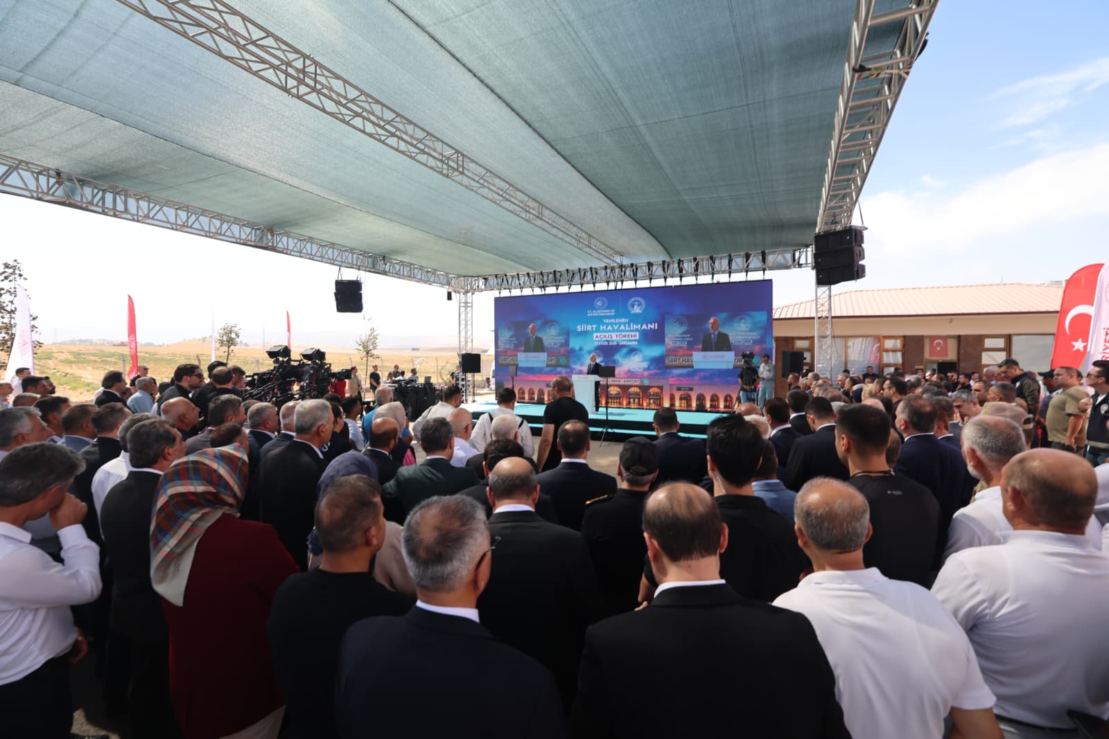 Bakan Uraloğlu, Siirt Havalimanı yeni terminal binasını gezerek incelemelerde bulundu.