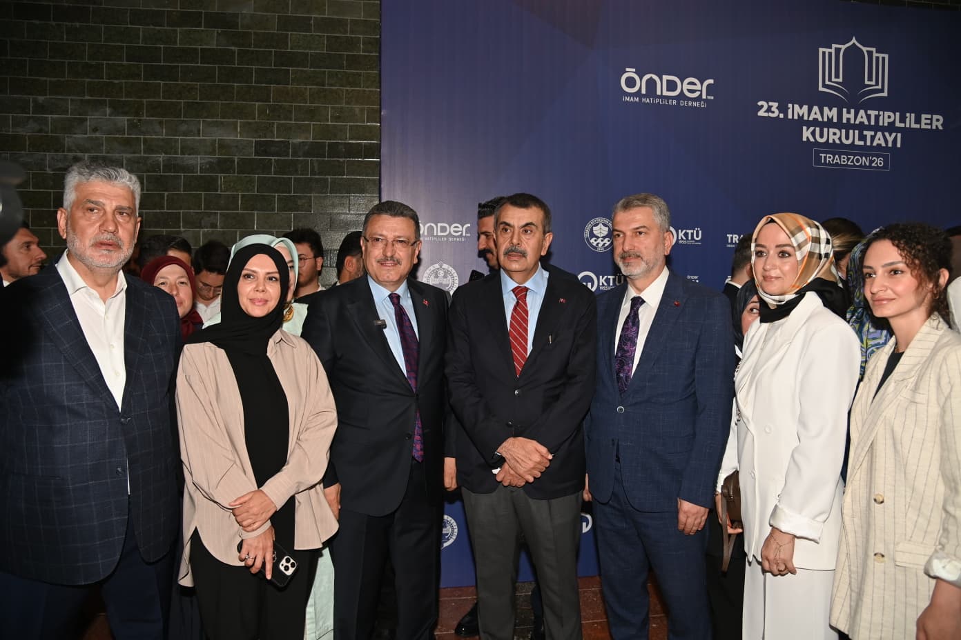 Bakan Tekin kurultayda