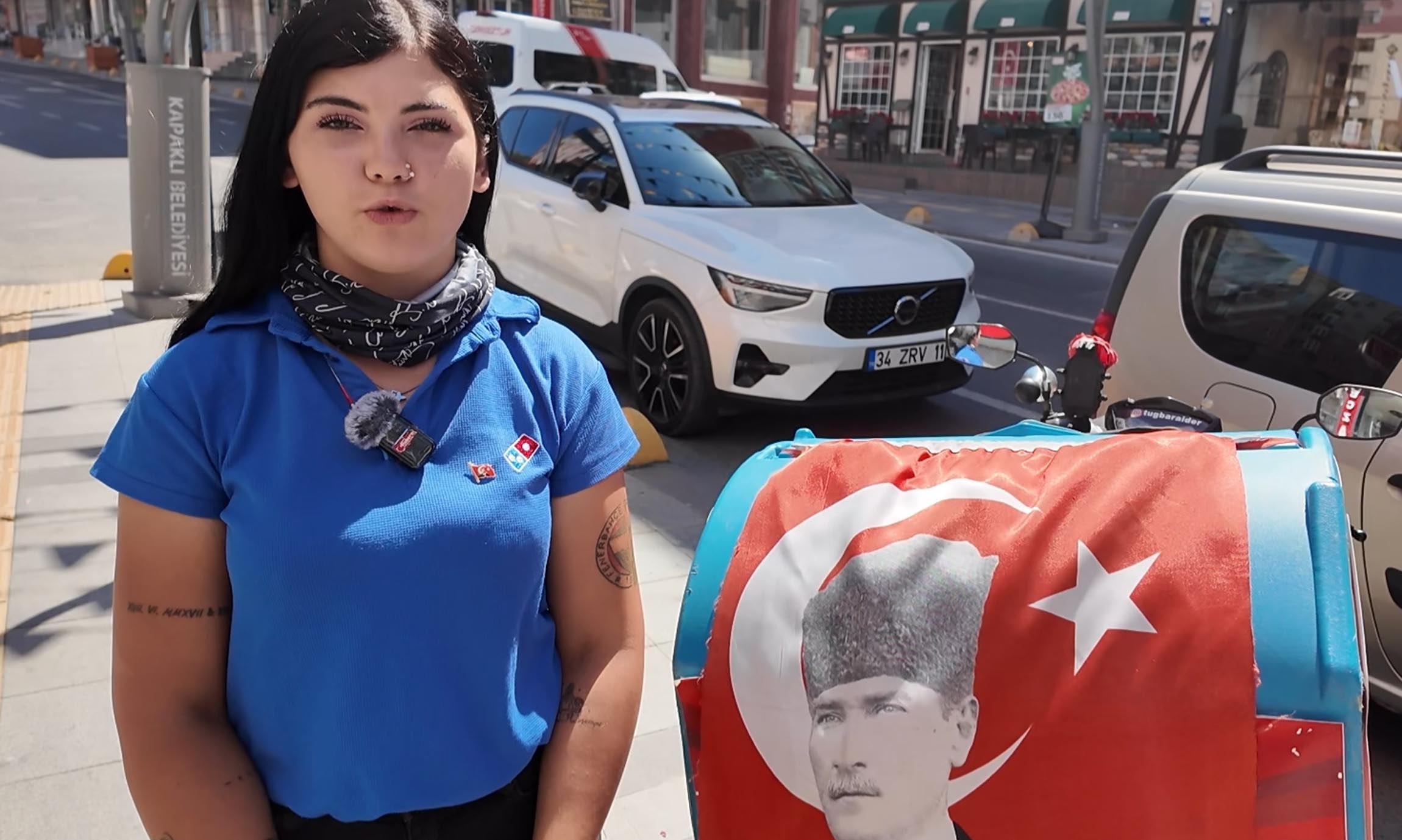 Motokurye Tuğba Ertunç, Türk bayrağı ve belediye personeli