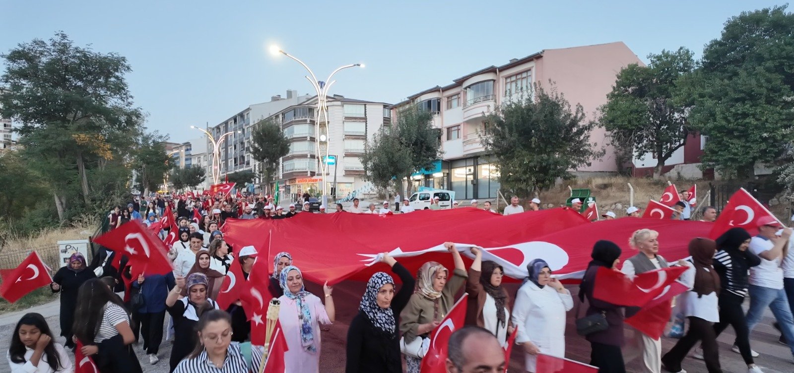 Kortej yürüyüşüne katılan kalabalık