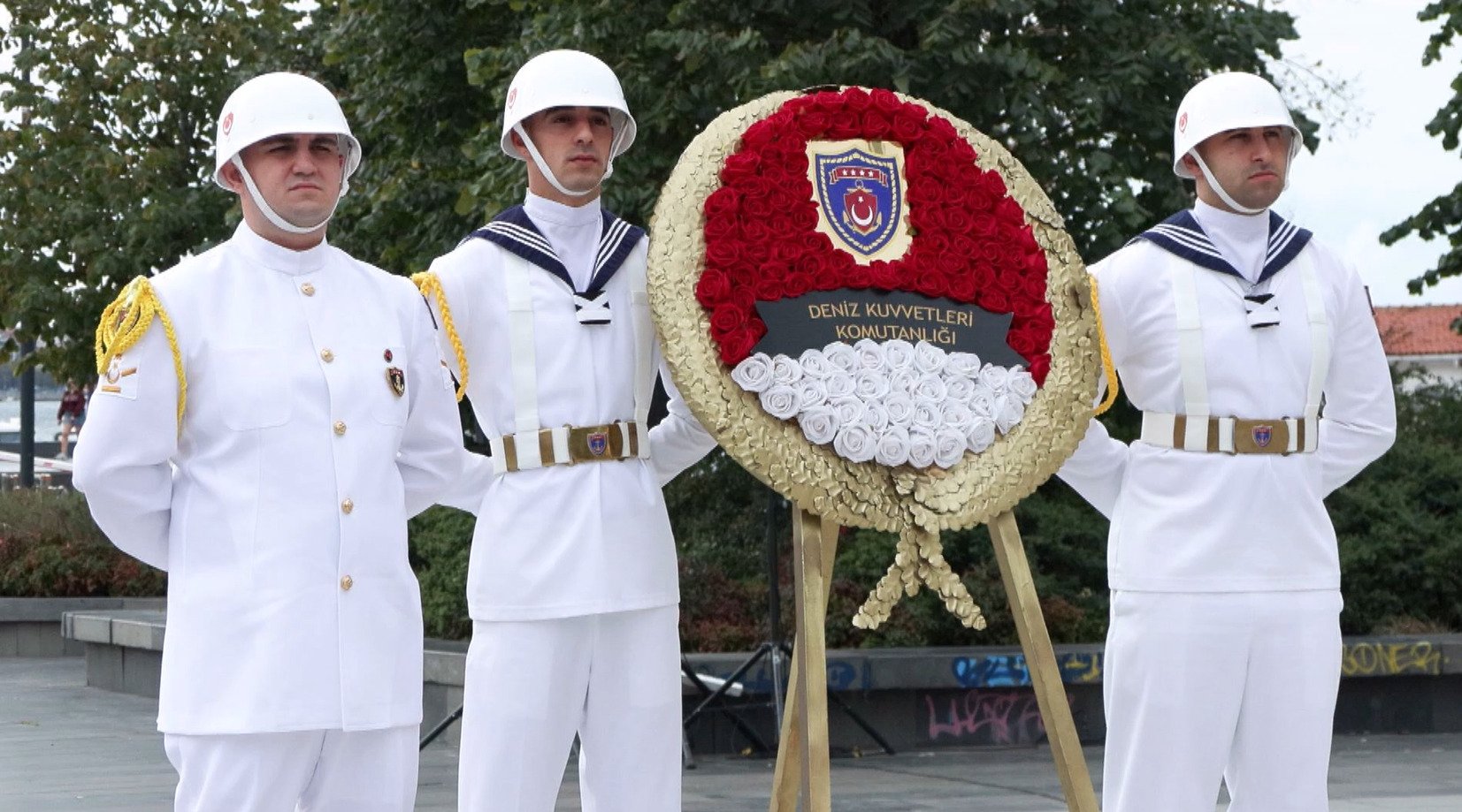 TCG Savarona İstanbul Boğazı geçişi