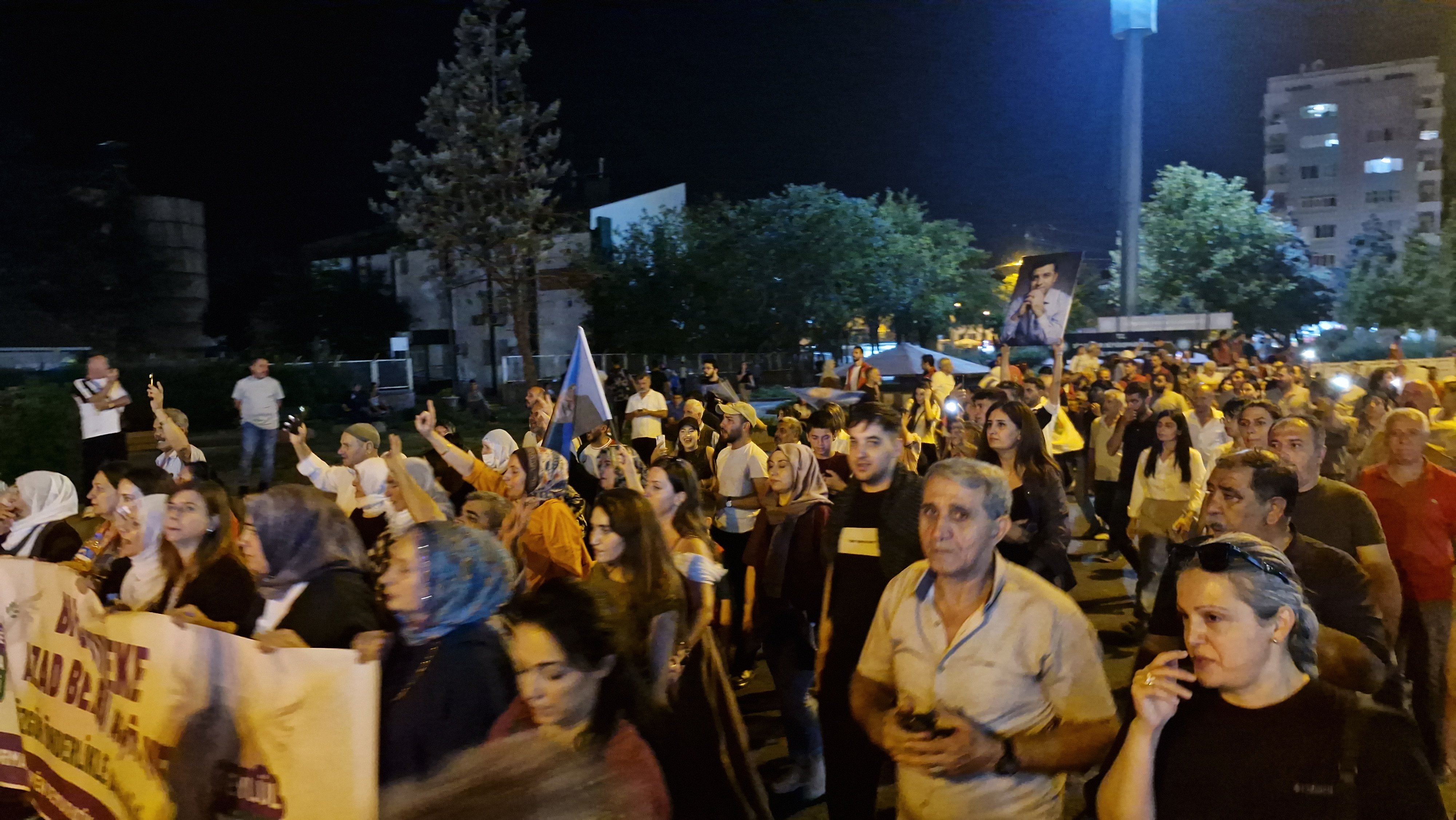 Barış yürüyüşünde taşınan pankartlar