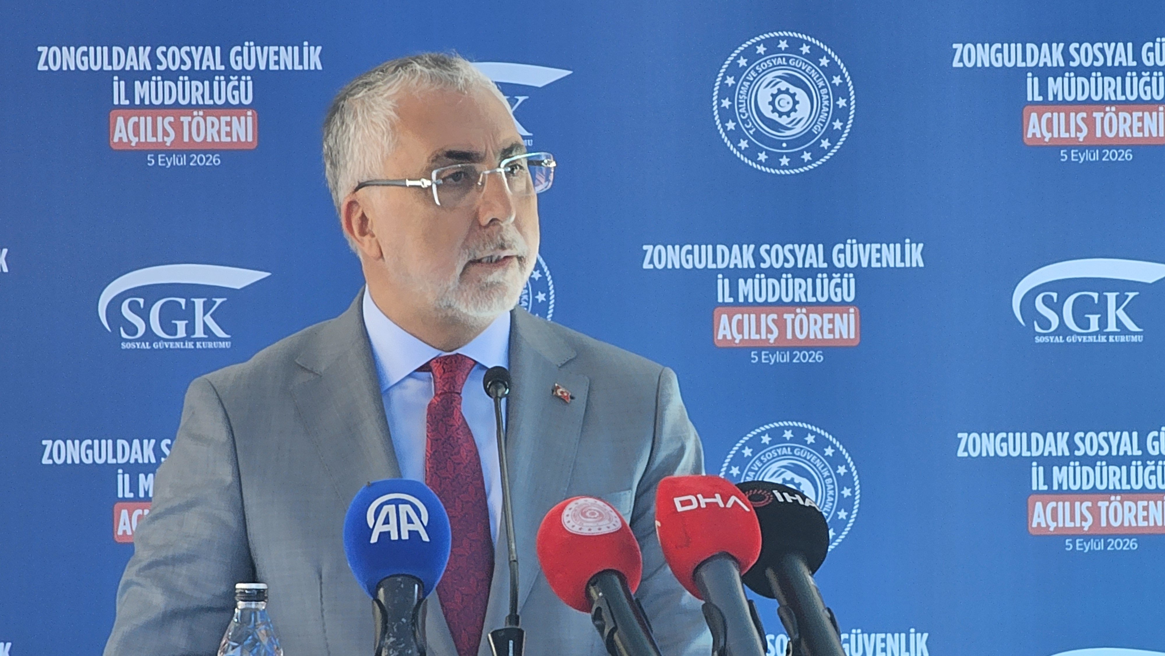 Çalışma ve Sosyal Güvenlik Bakanı Vedat Işıkhan konuşma yapıyor