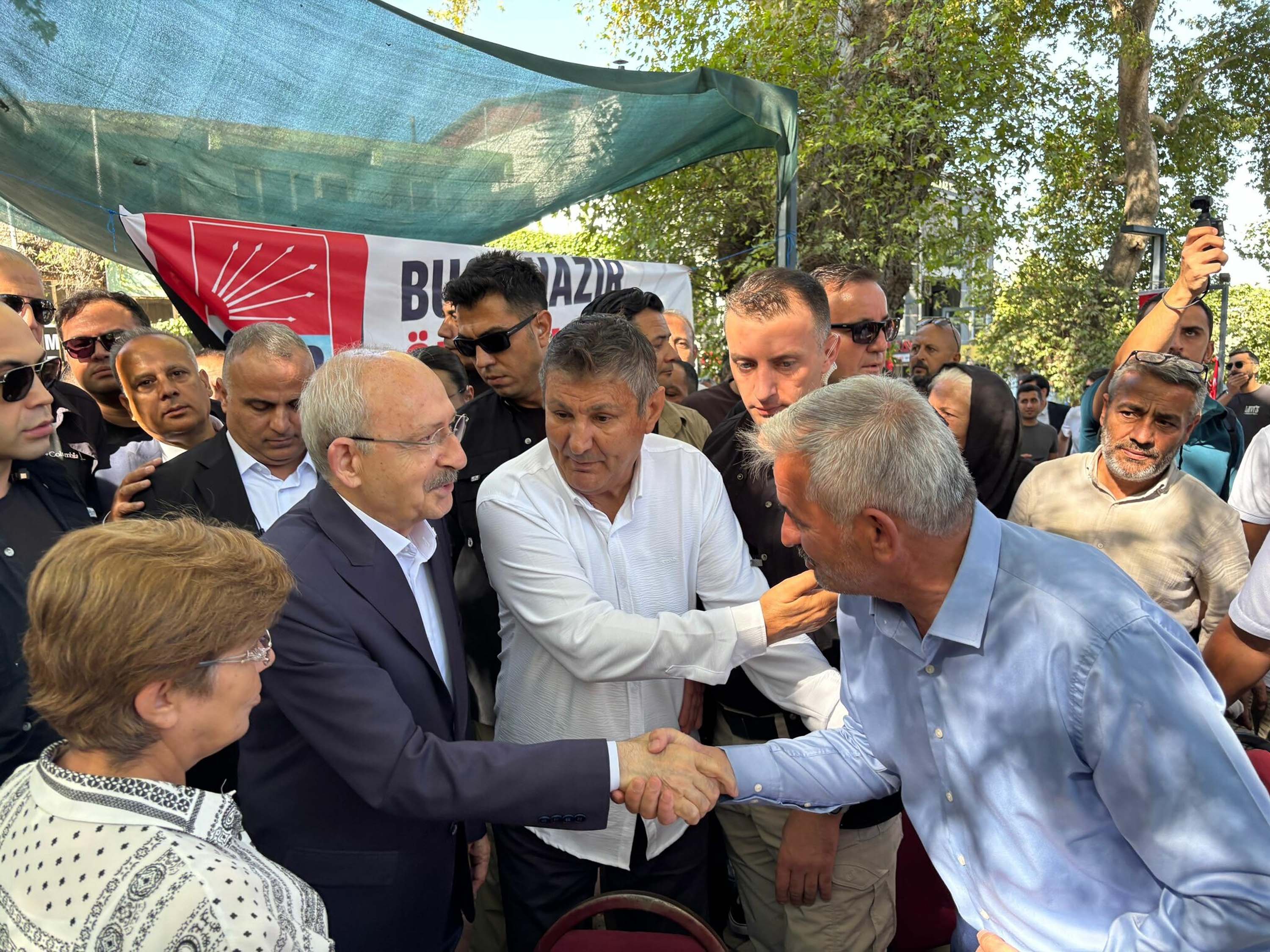 Kemal Kılıçdaroğlu vatandaşlarla kahvaltıda