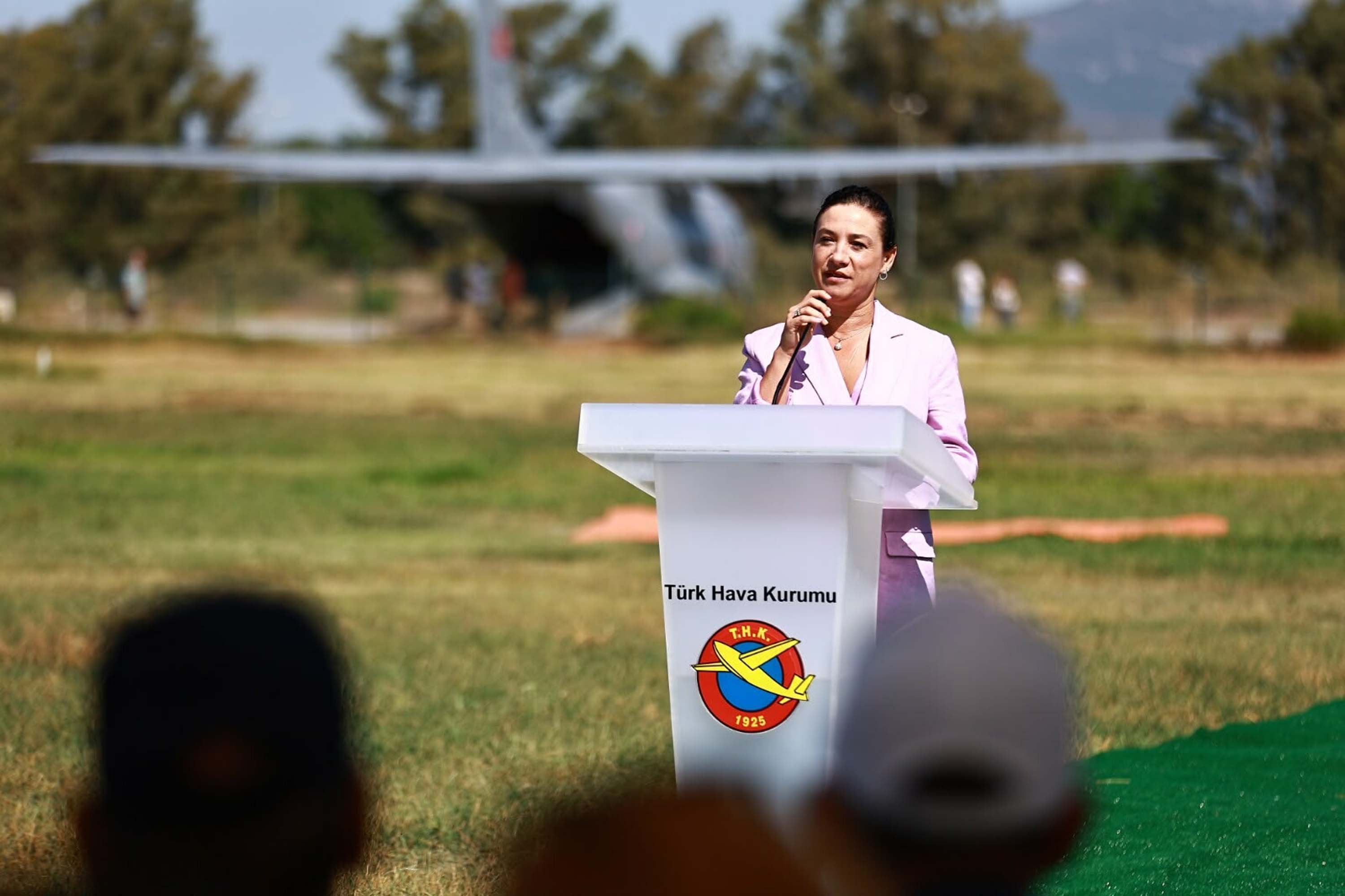 Festival katılımcıları gökyüzünü izliyor