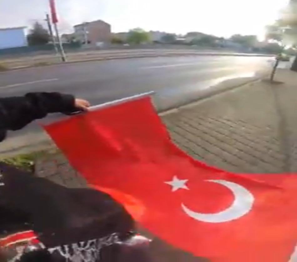 Vali Yılmaz, Gülten Yeşil'e Türk bayrağı hediye etti